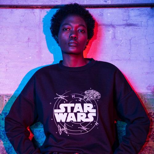 Modelo com camisola Star Wars