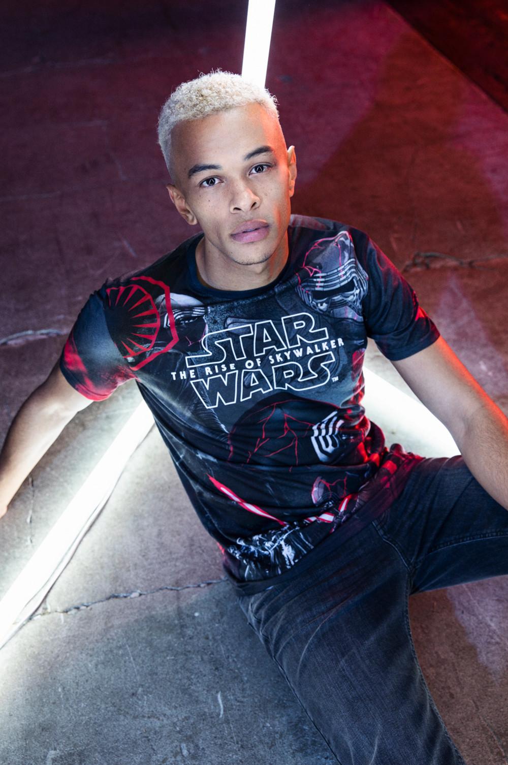 Modelo com t-shirt Star Wars preta