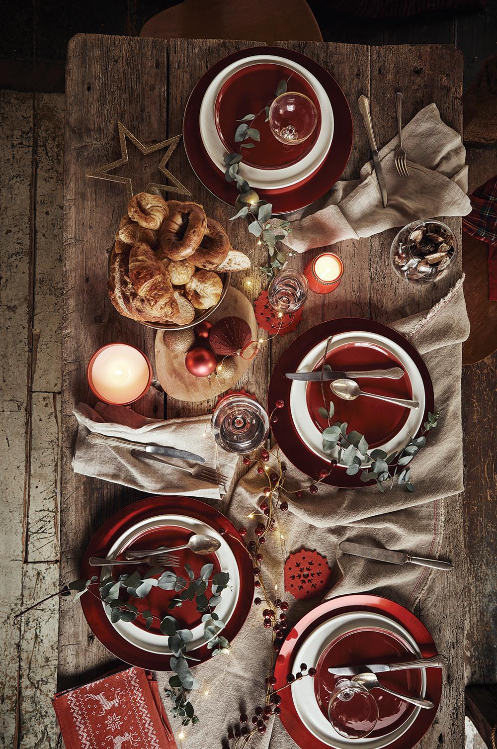 decoración roja tradicional para la mesa de Navidad