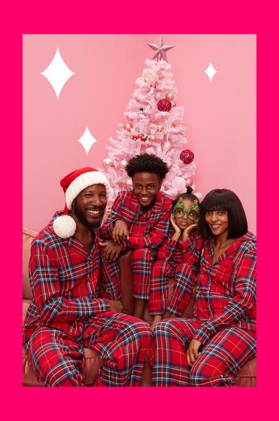 gezin in matchende pyjama's