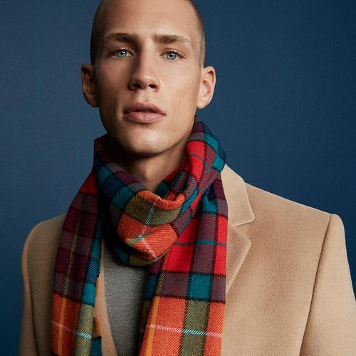 Primarkov model v plašču in karirastem šalu
