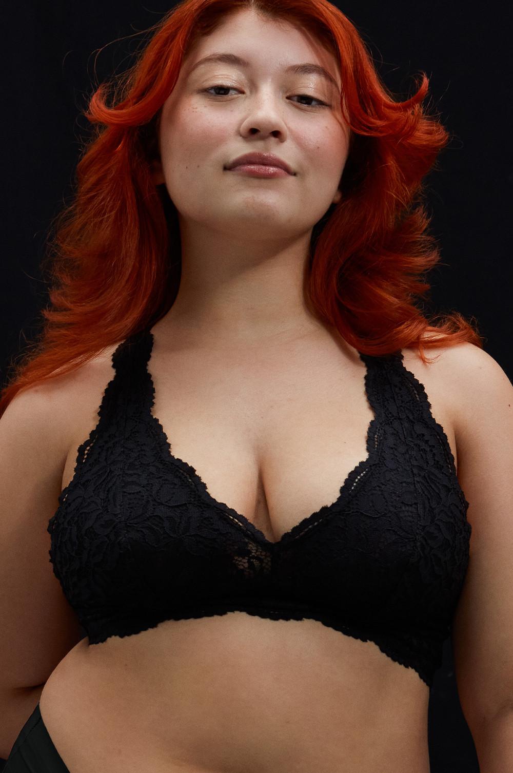 Modelka v čiernej čipkovanej podprsenke bralette bez kostíc