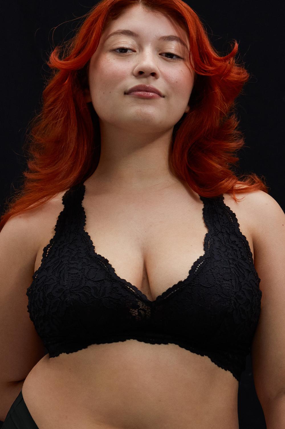 Model trägt schwarzen, bügellosen Bralette-BH mit Spitze