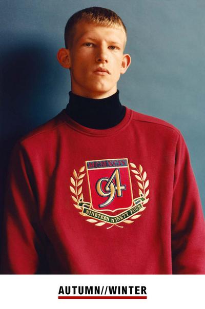 Modelo com camisola com brasão vermelha da Primark