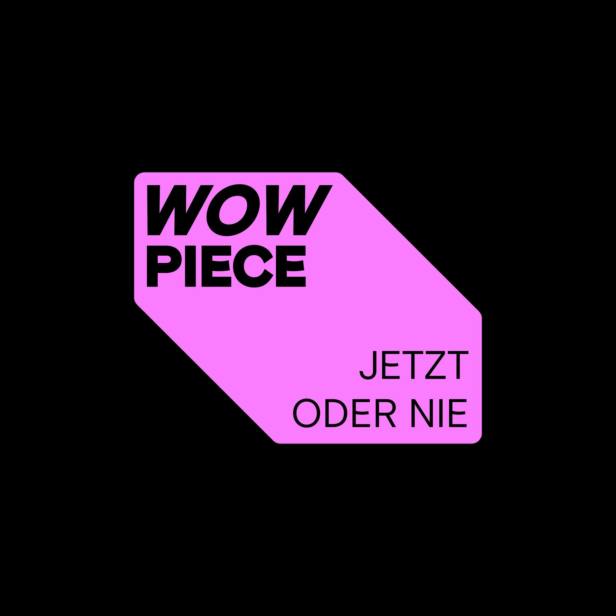 Rosa Box mit schwarzer Aufschrift „Wow Piece Jetzt oder nie“ vor schwarzem Hintergrund.