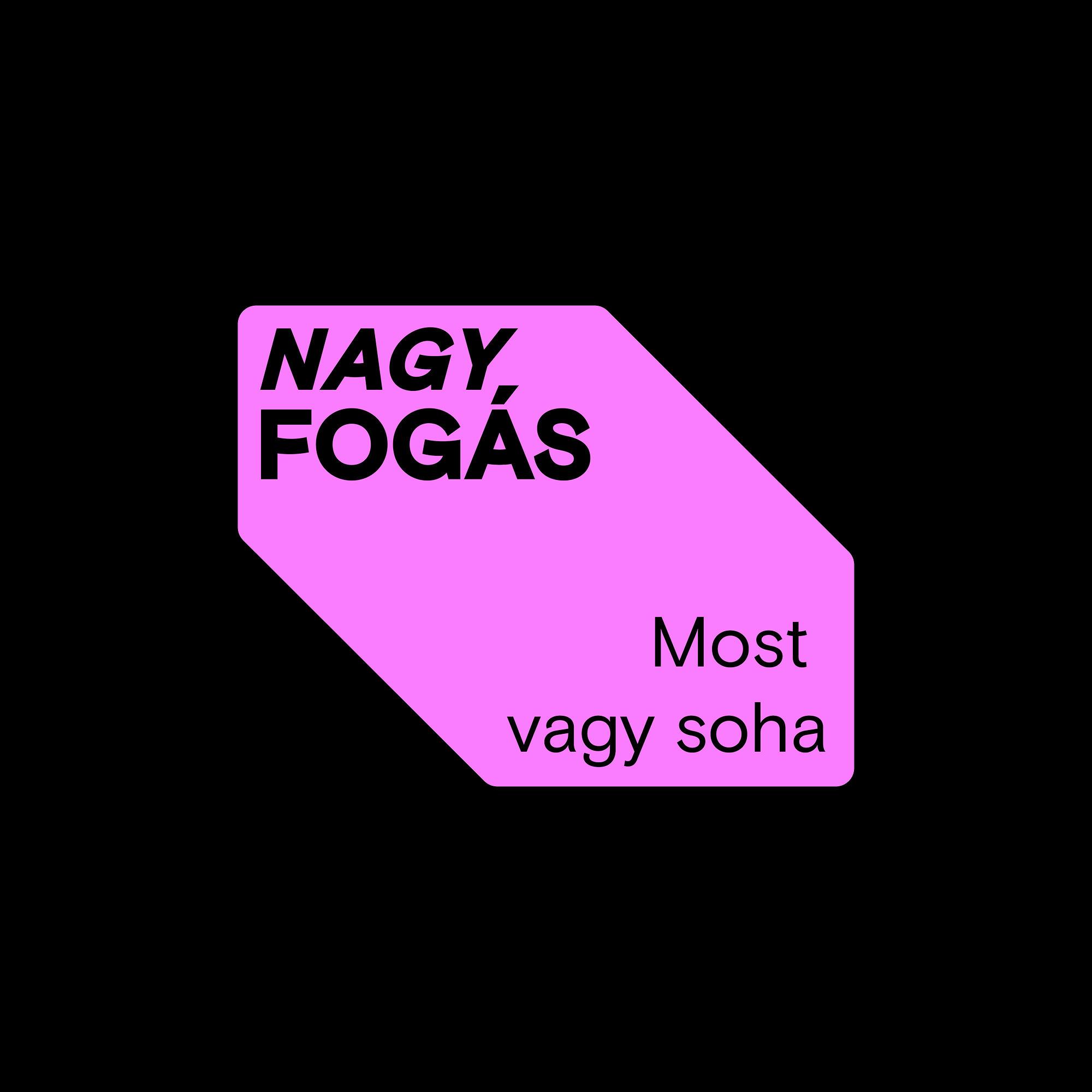 Rózsaszín doboz „Nagy fogás Most vagy soha” felirattal fekete színben, fekete háttér előtt.