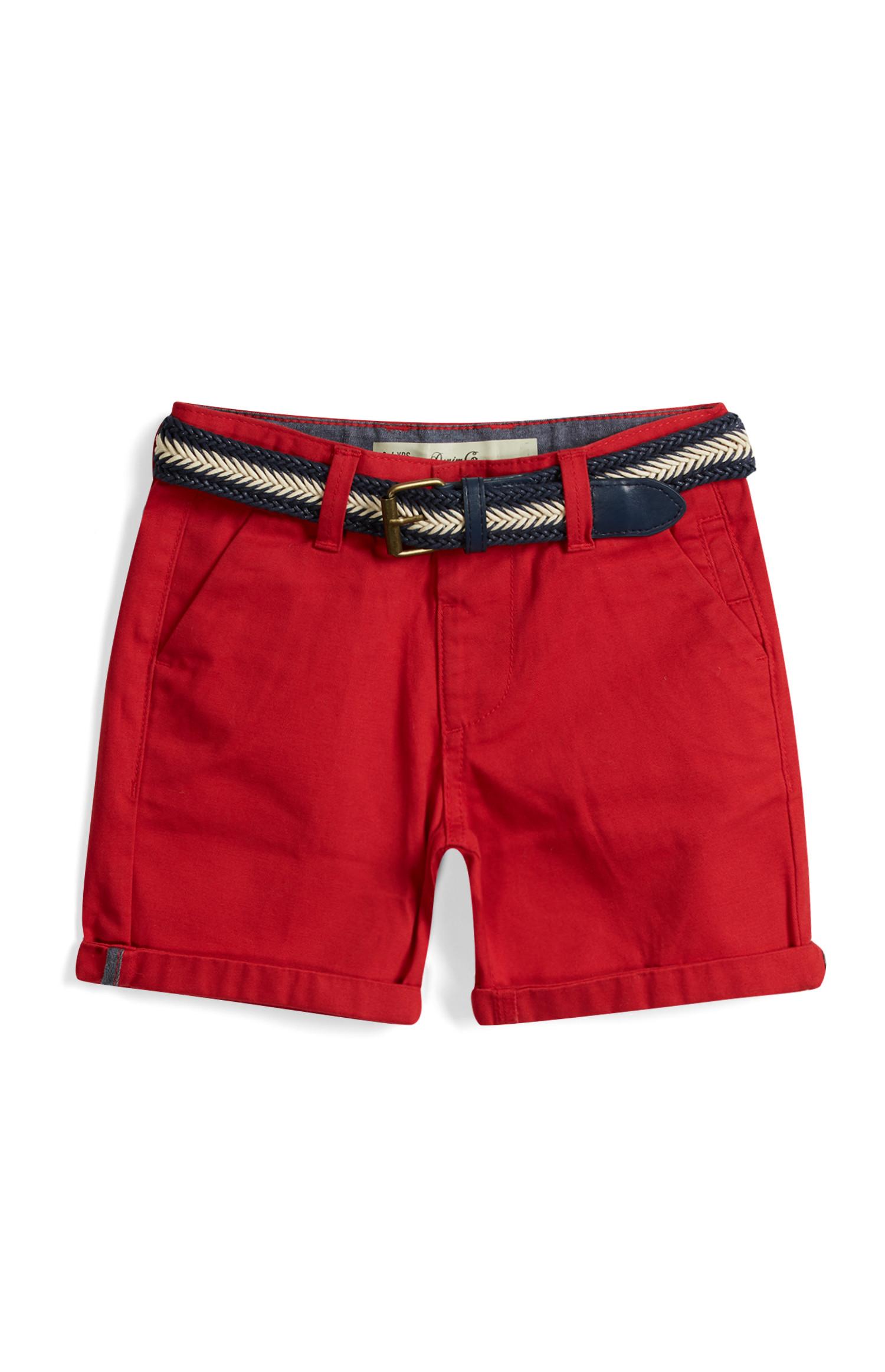 Pantalón corto rojo con cinturón para niño pequeño
