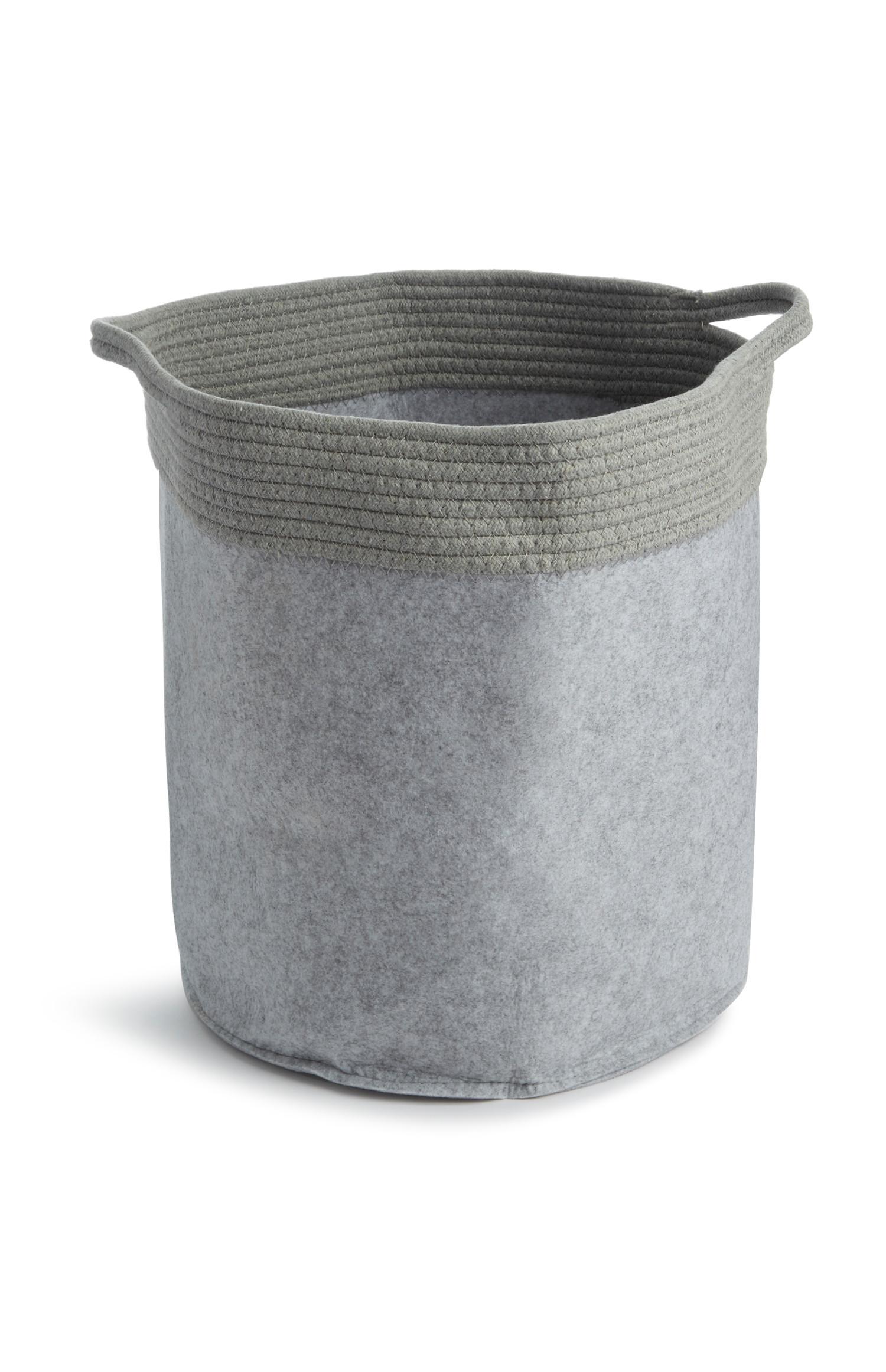 Cesto gris para la ropa sucia