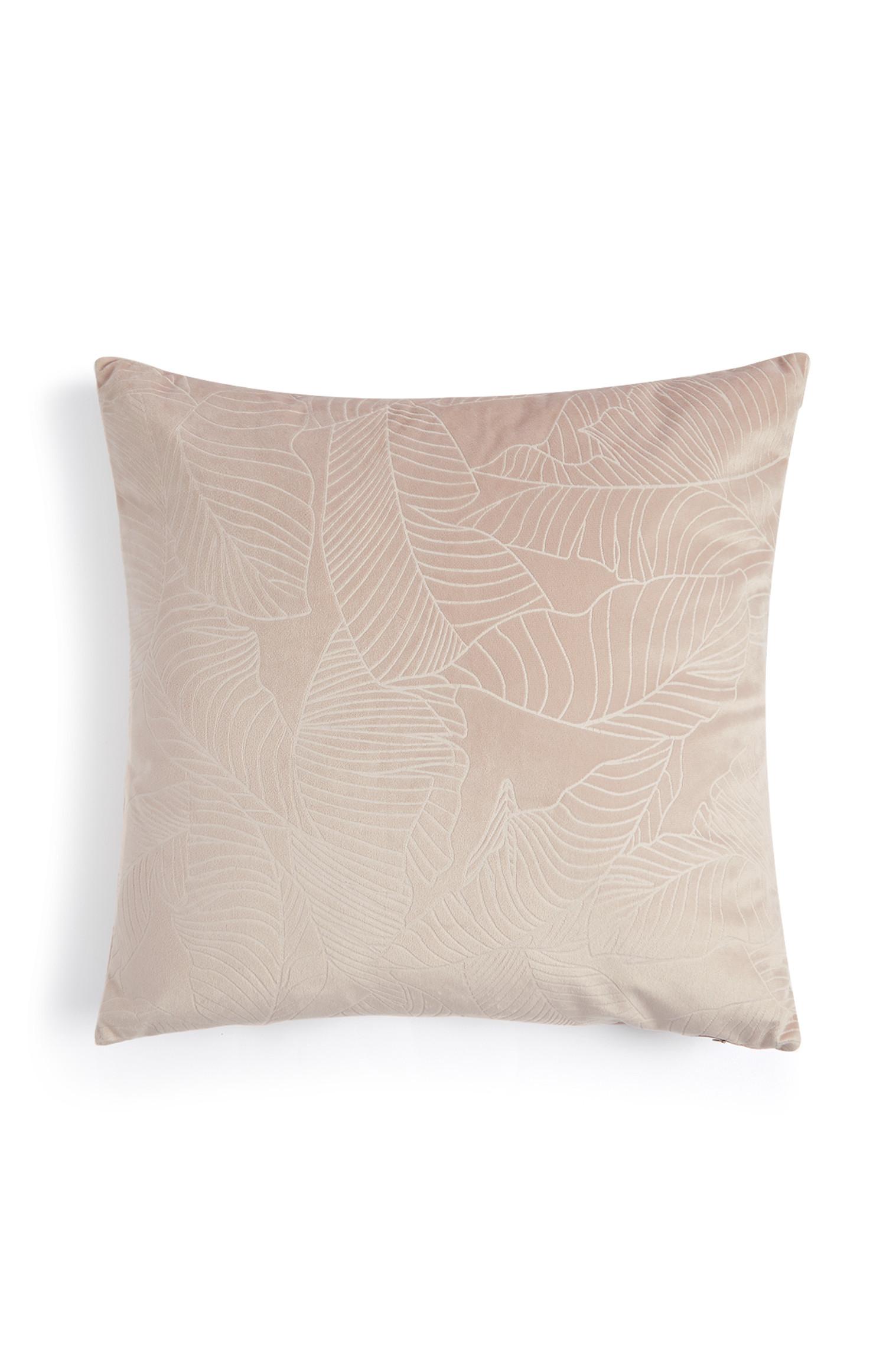 Cojín de terciopelo rosa con hojas