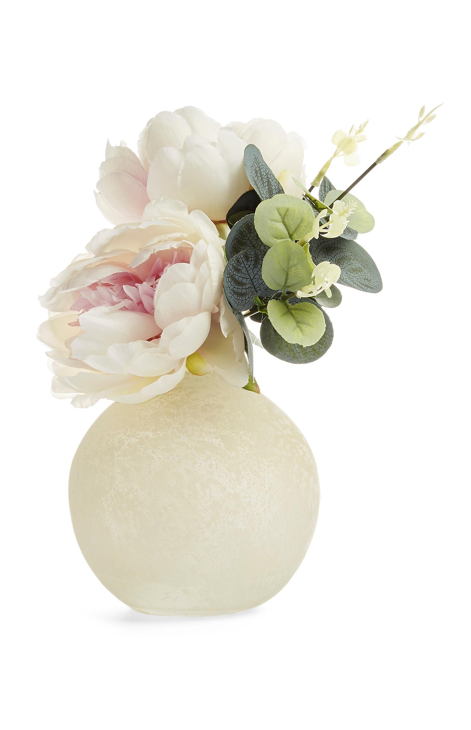 Jarrón y flores sintéticas