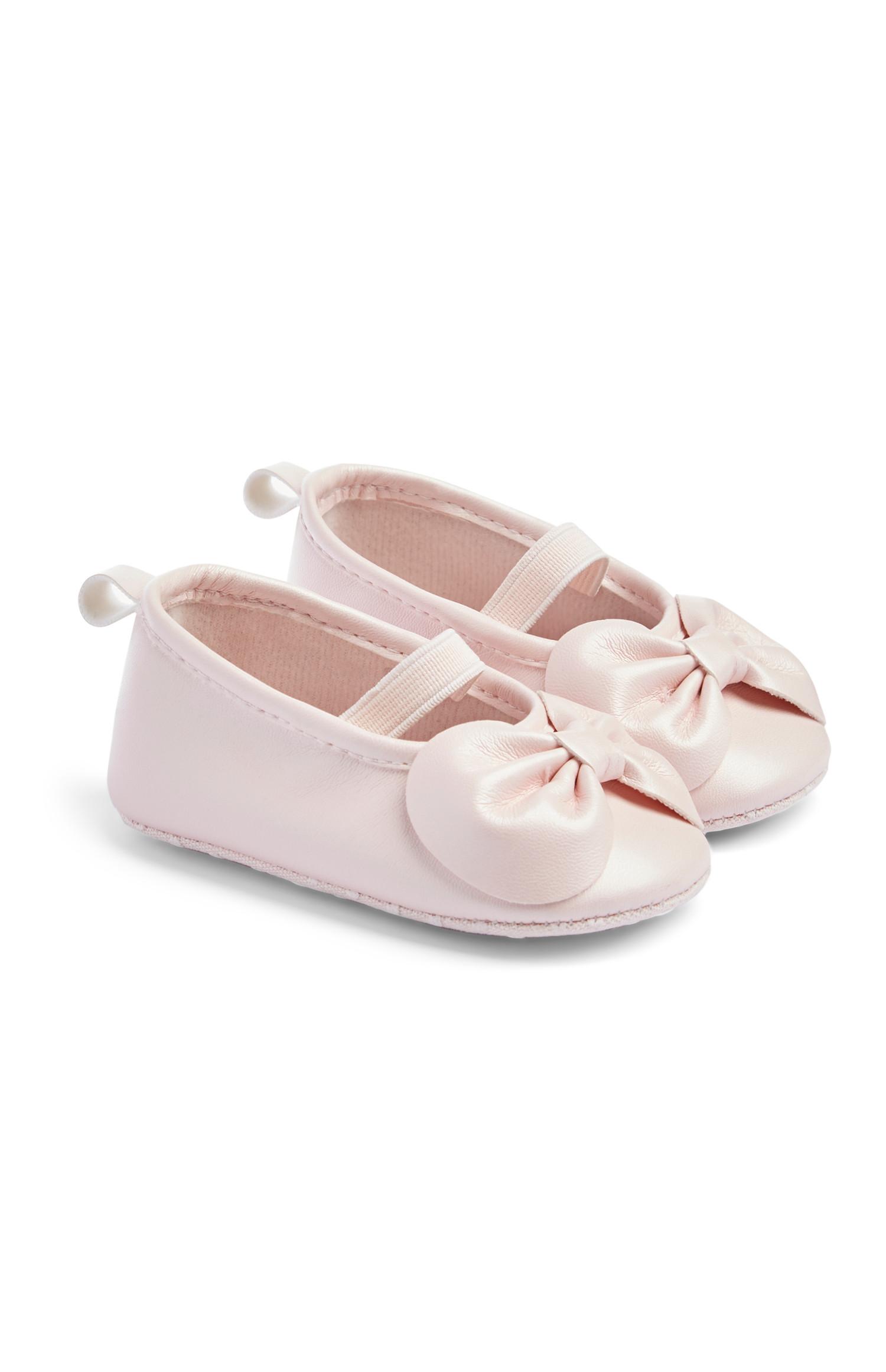 Zapatos rosas con lazo para bebé niña