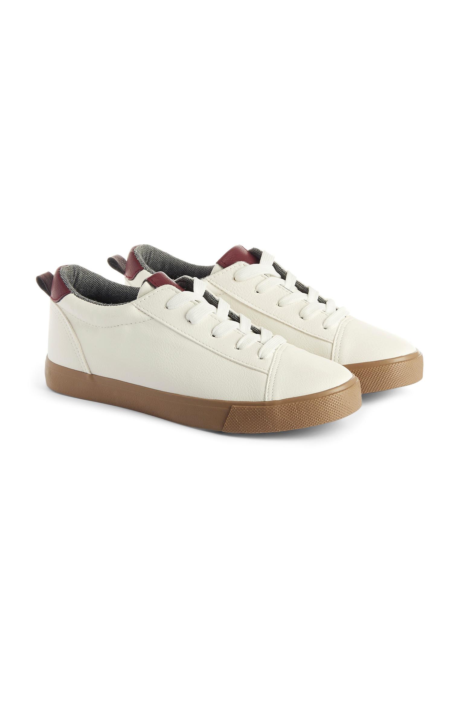 Deportivas blancas para niño mayor