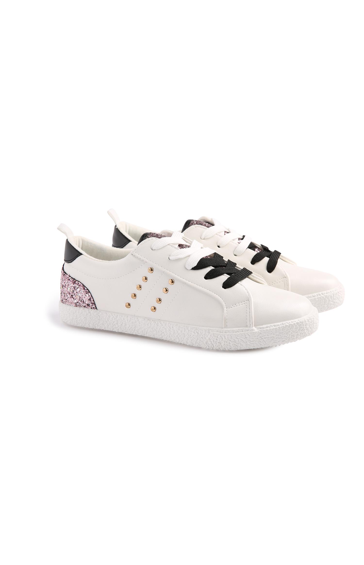 Deportivas blancas con tachuelas doradas