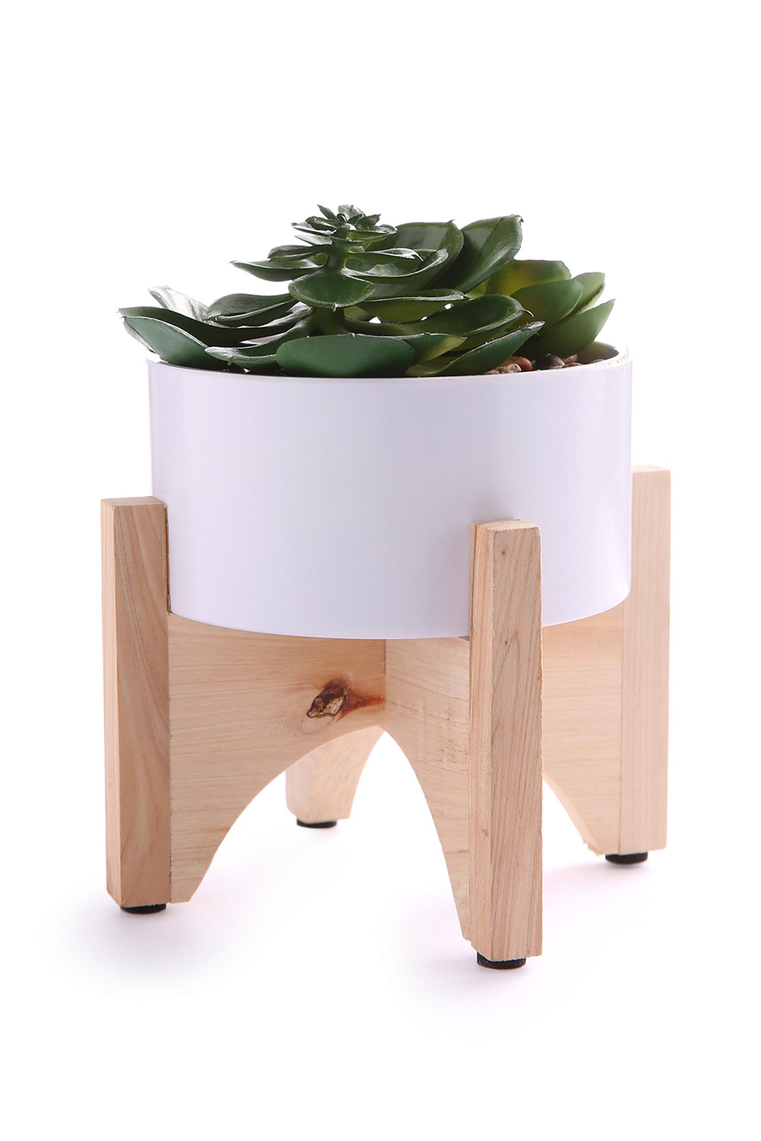 Planta artificial con soporte de madera