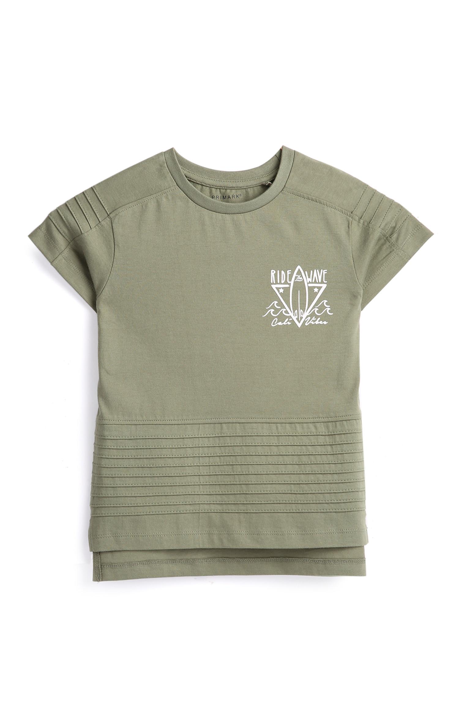 Camiseta color caqui para niño pequeño