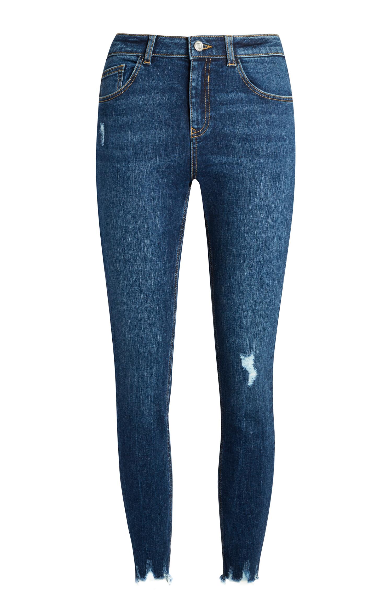 Temno modre oprijete v gležnjih raztrgane kavbojke