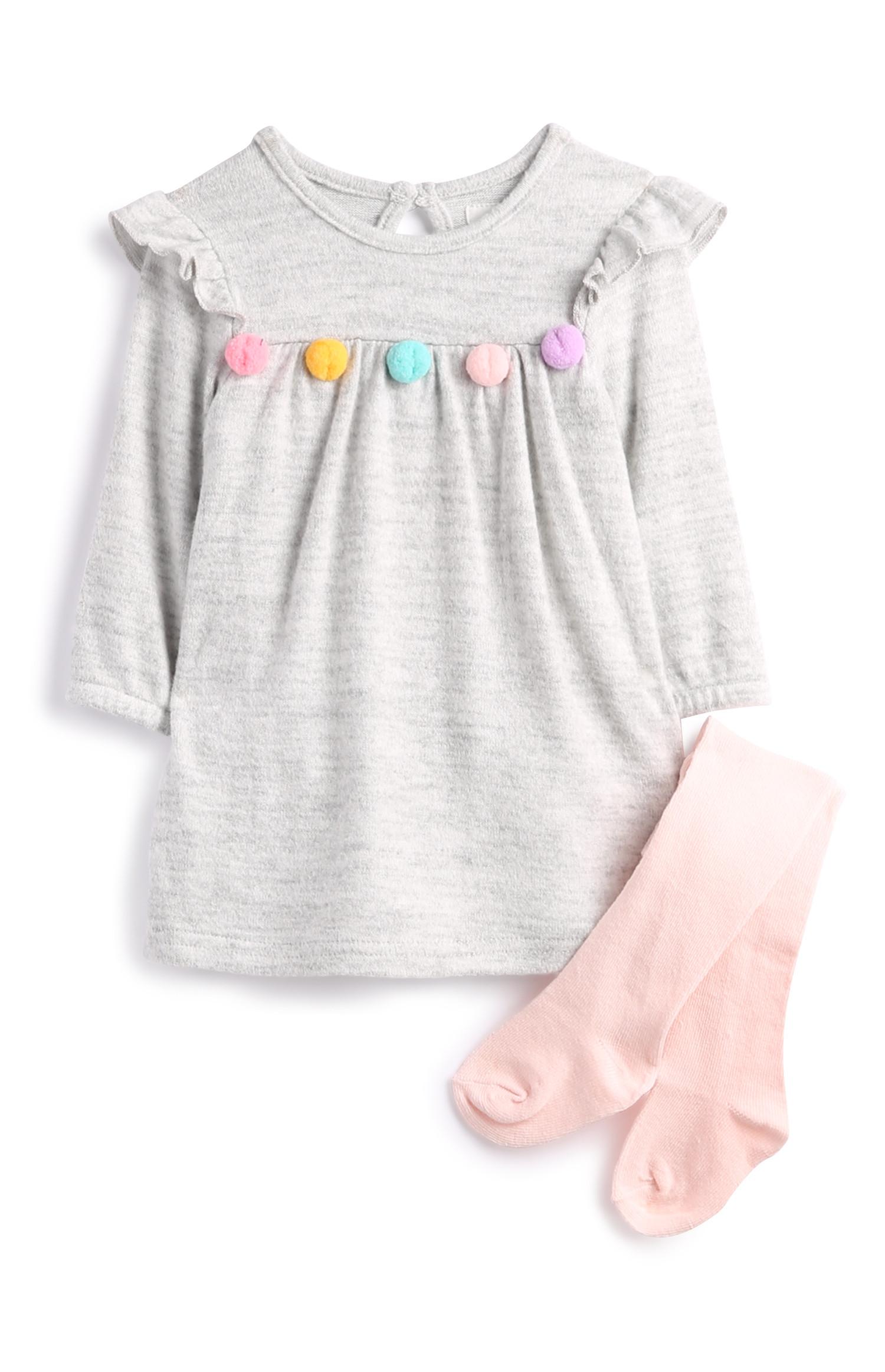 Vestido gris con pompones y calcetines para niña recién nacida