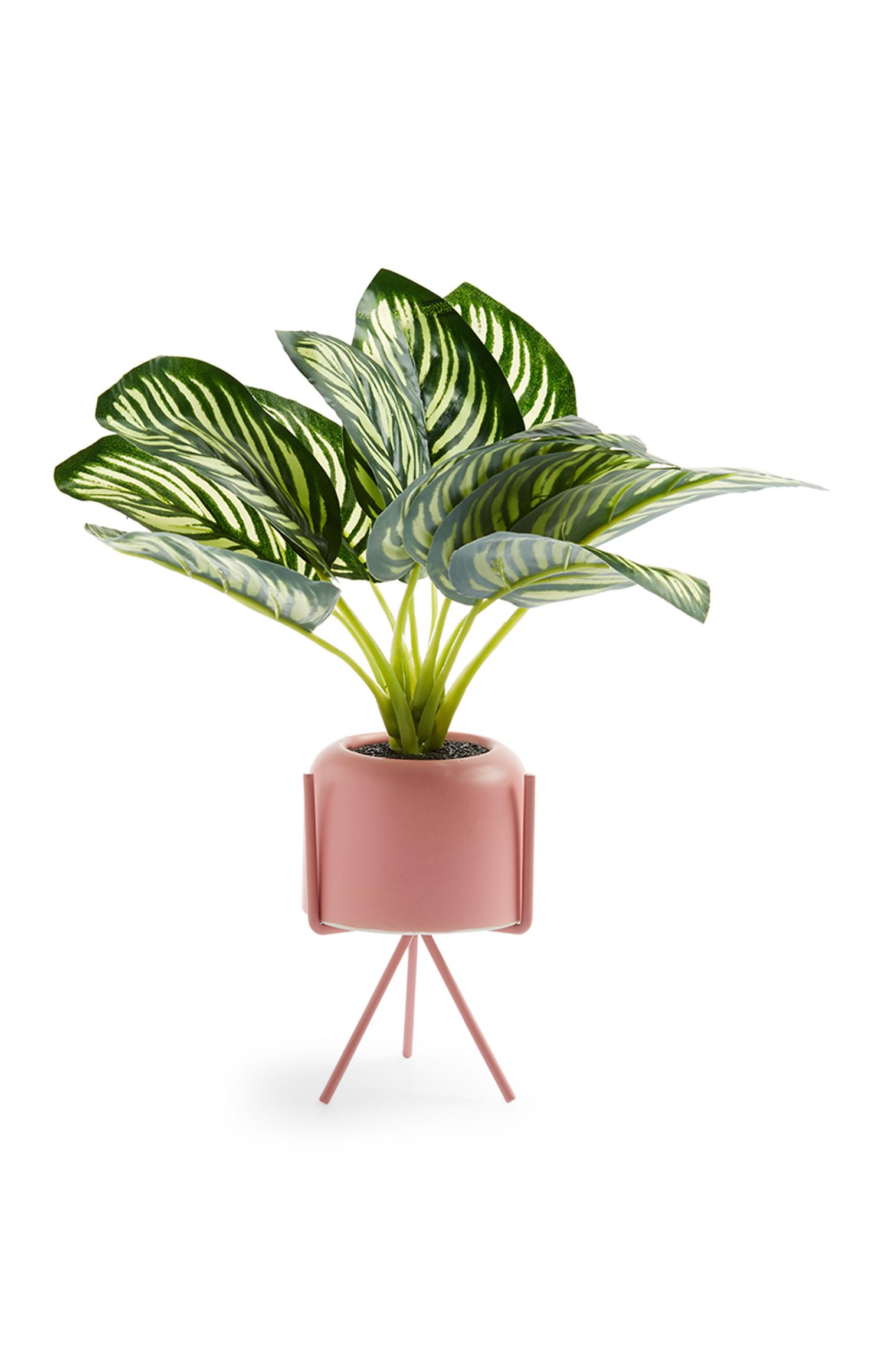 Maceta rosa con planta artificial