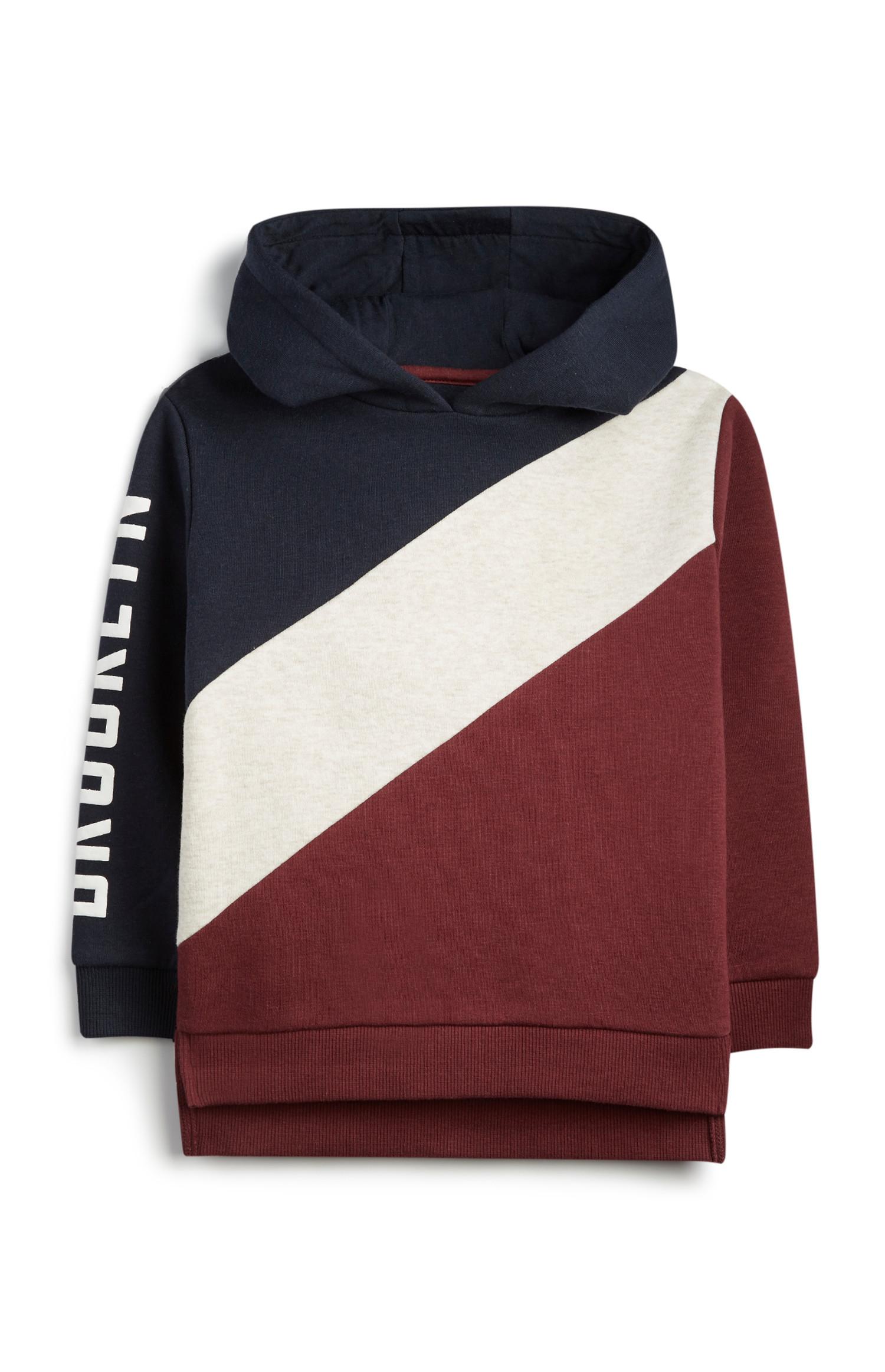 Pulover s kapuco in barvnimi bloki za mlajše dečke