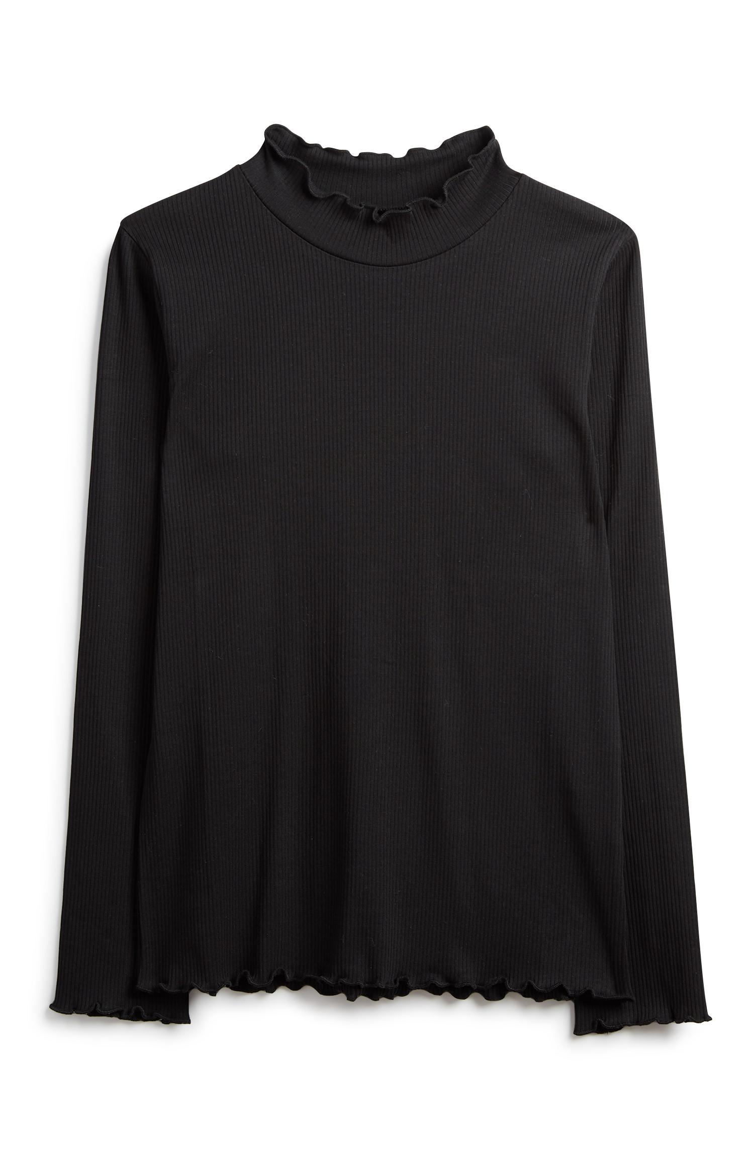 Camiseta negra con cuello fruncido de niña mayor