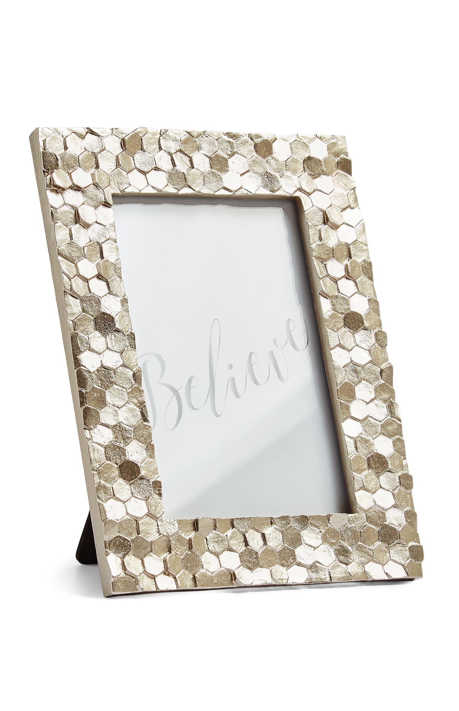 Marco metálico dorado