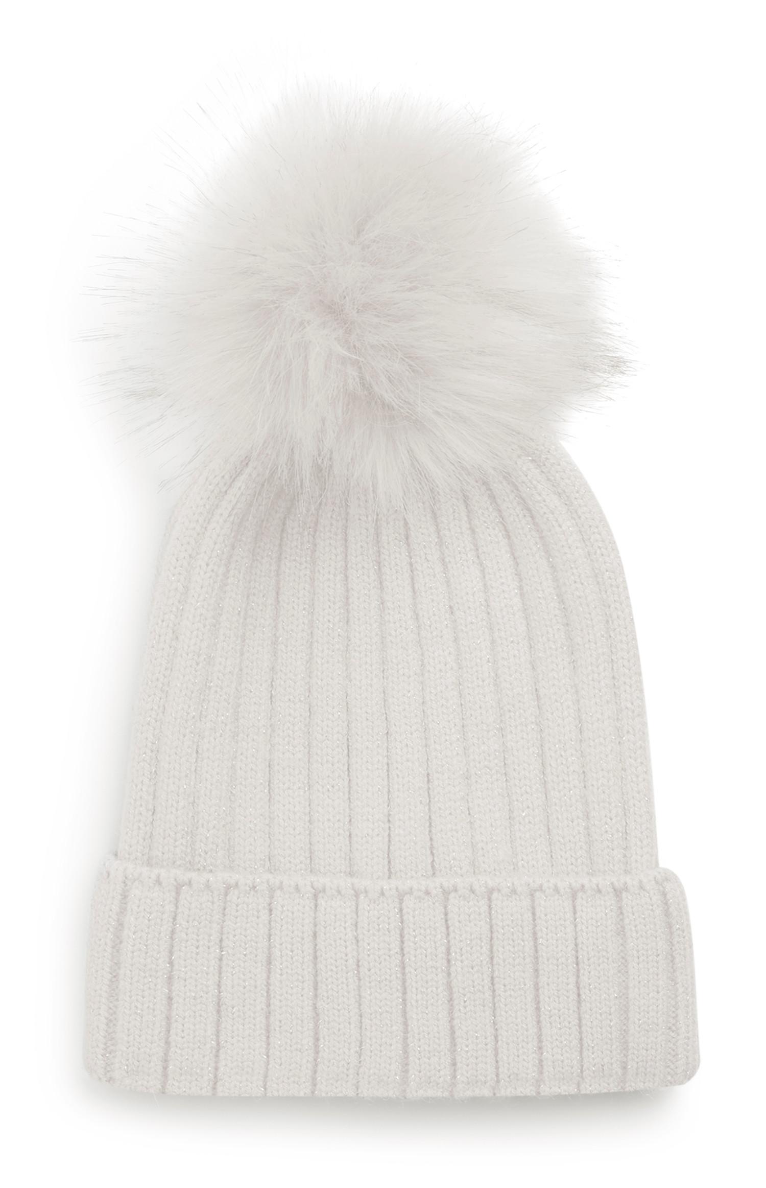 Gorro con pompón sintético
