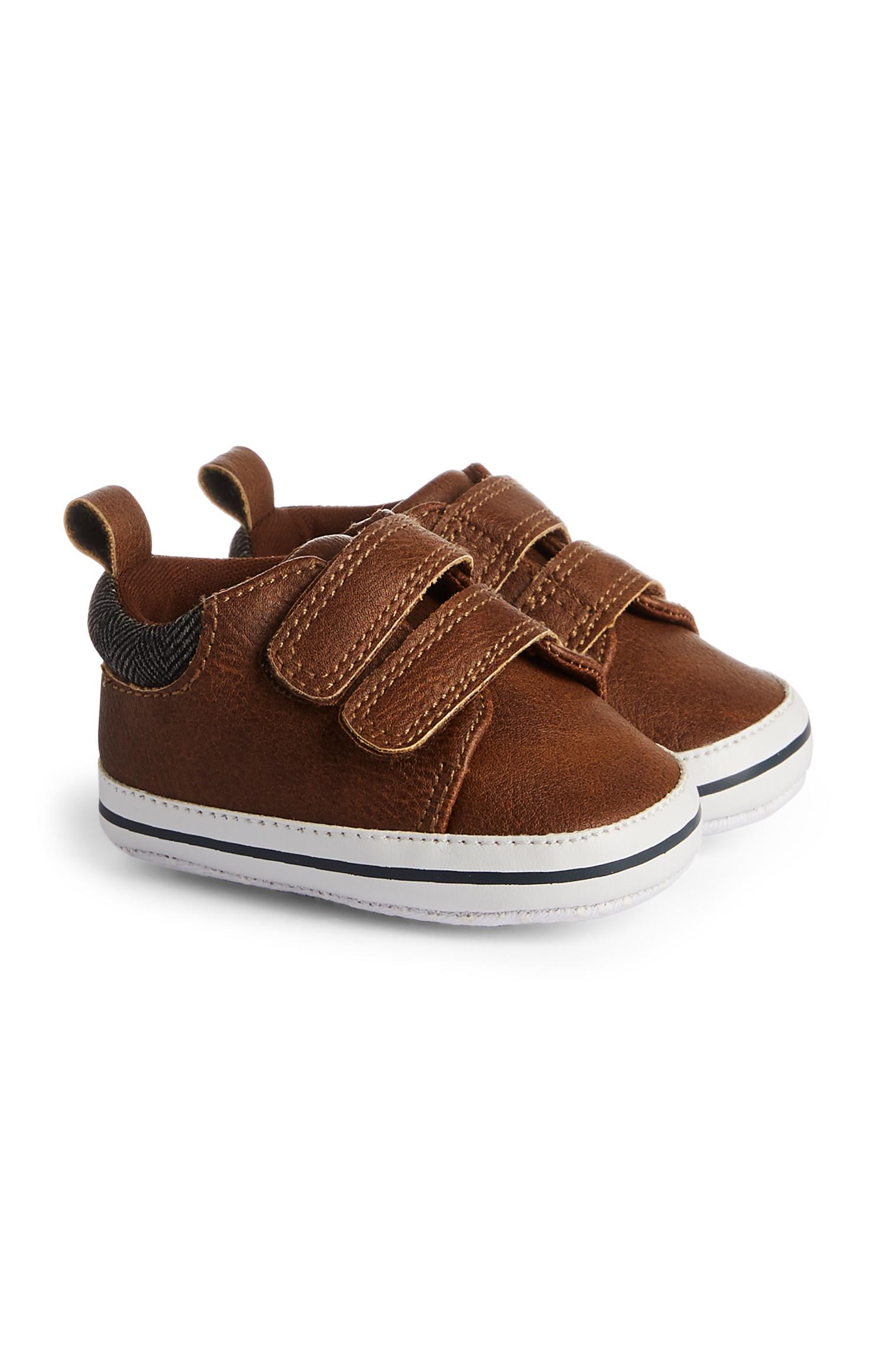 Zapatos con velcro en color tostado para bebé niño