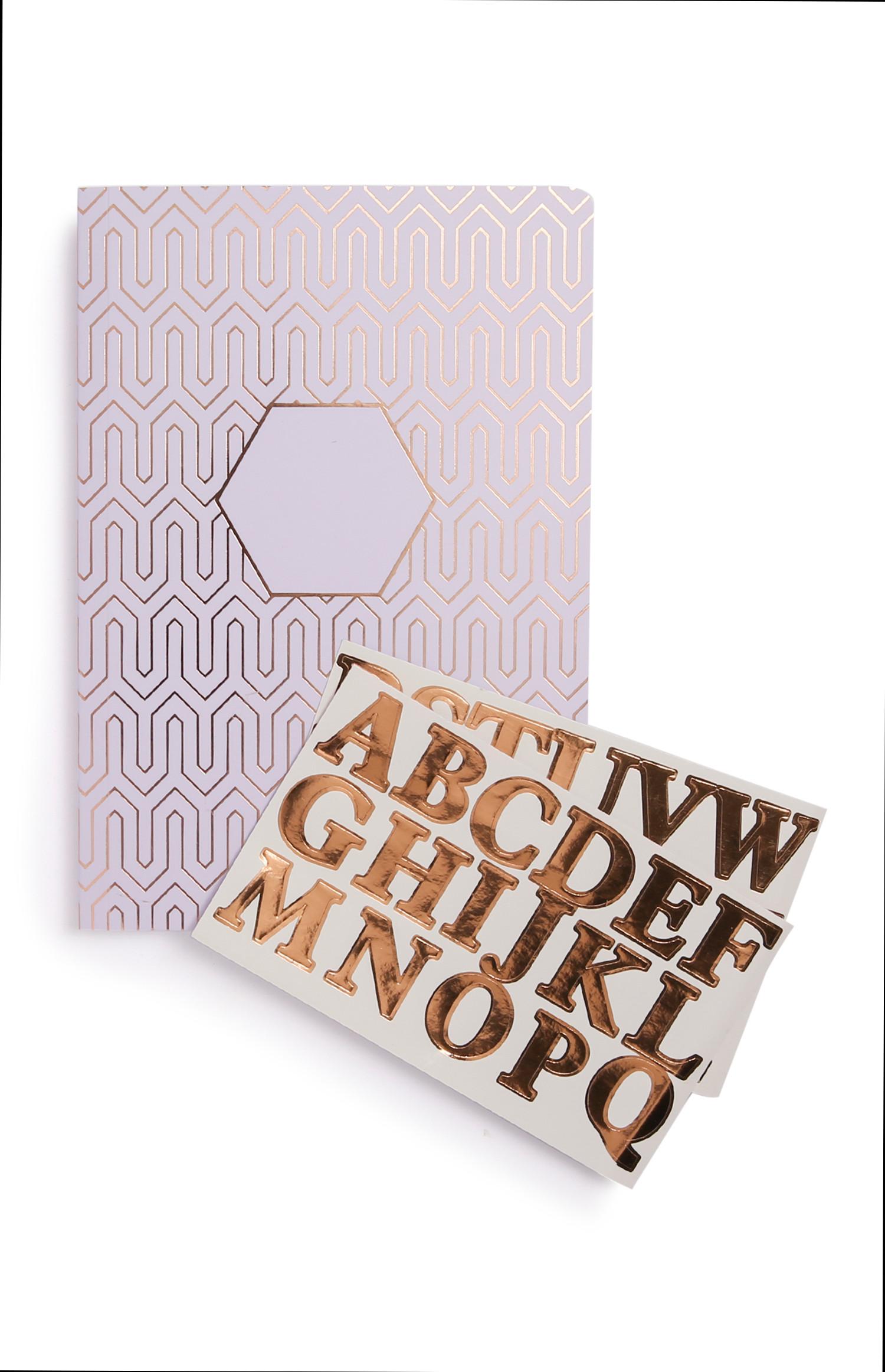 Libreta con inicial morada