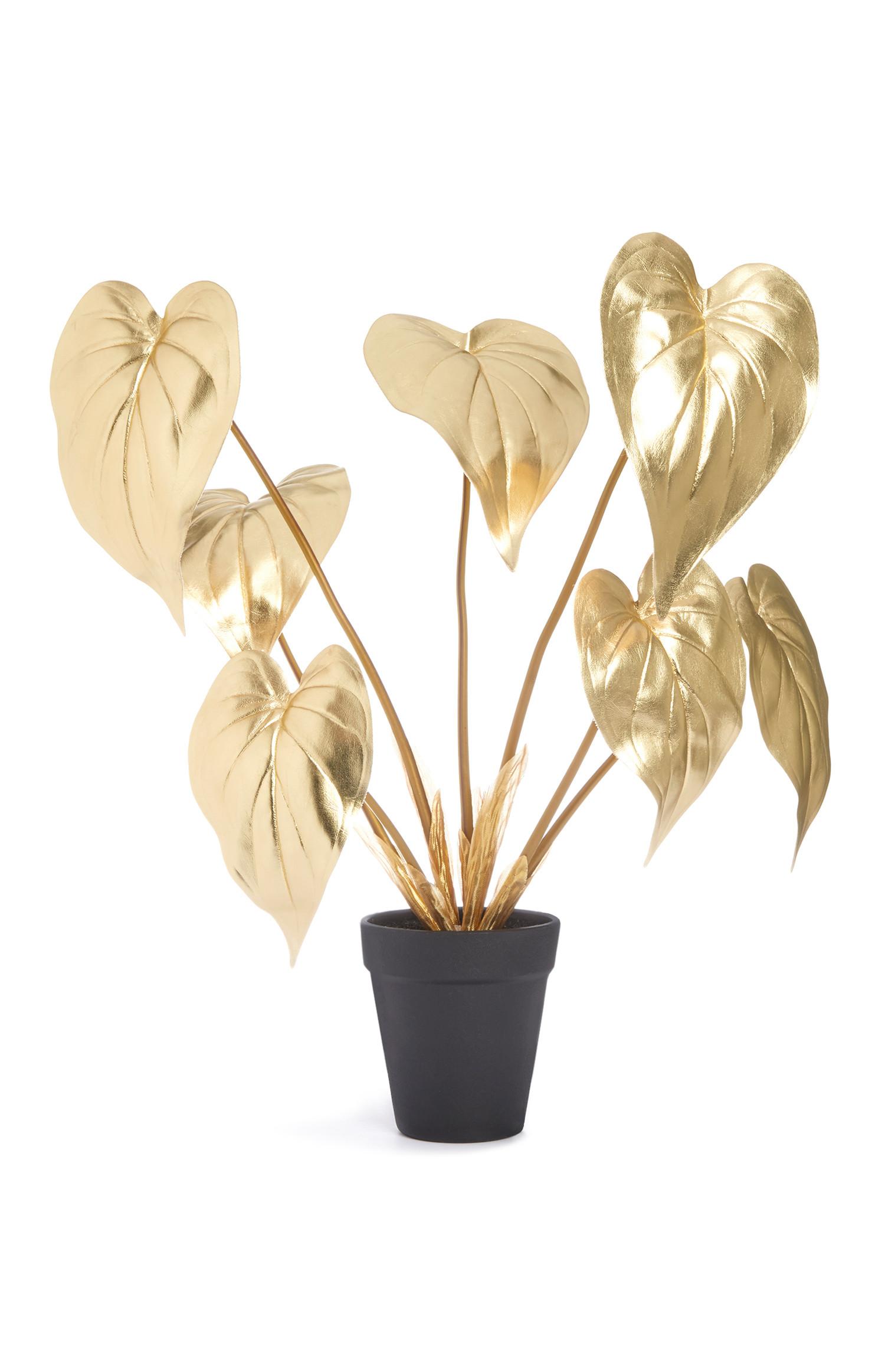 Zlata umetna rastlina v črnem lončku