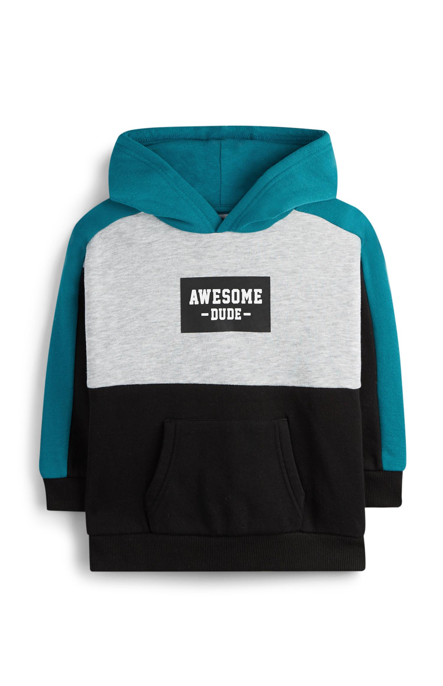 Moder pulover z barvnimi bloki za mlajše fante