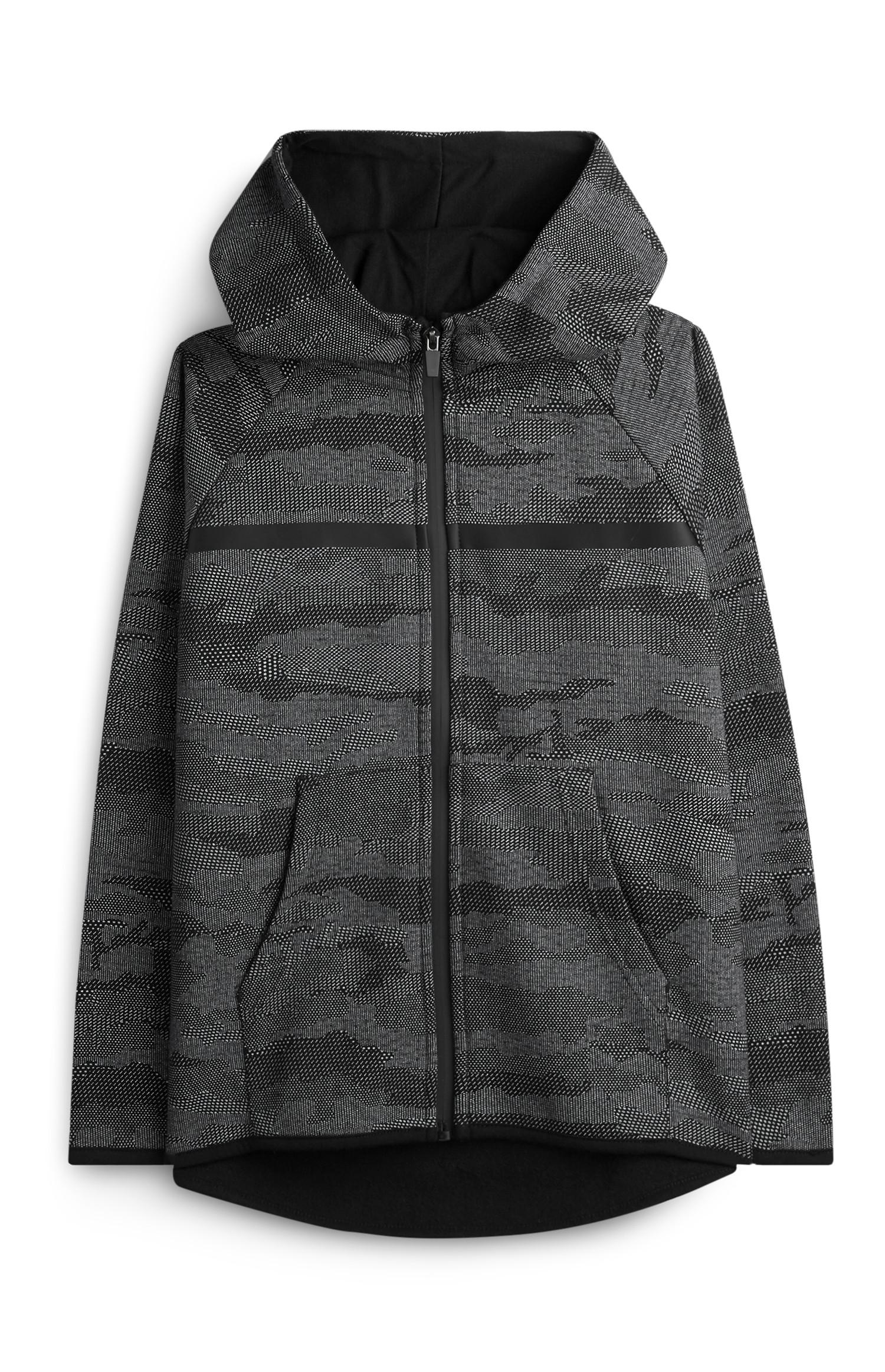 Chaqueta gris con capucha, cremallera y diseño de camuflaje para niño mayor