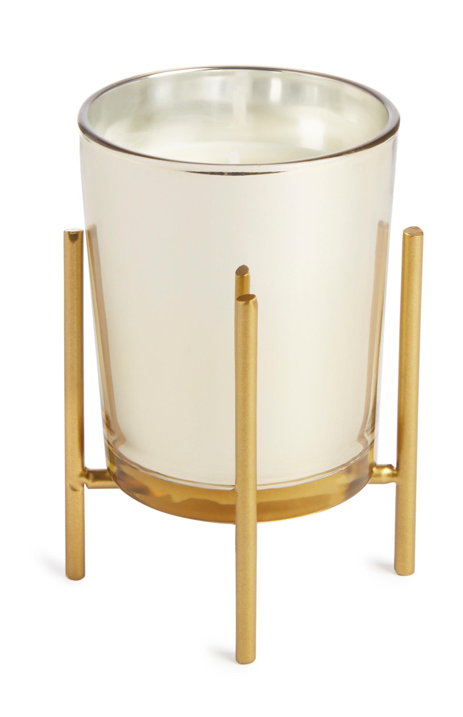 Sveča z zlatim stojalom