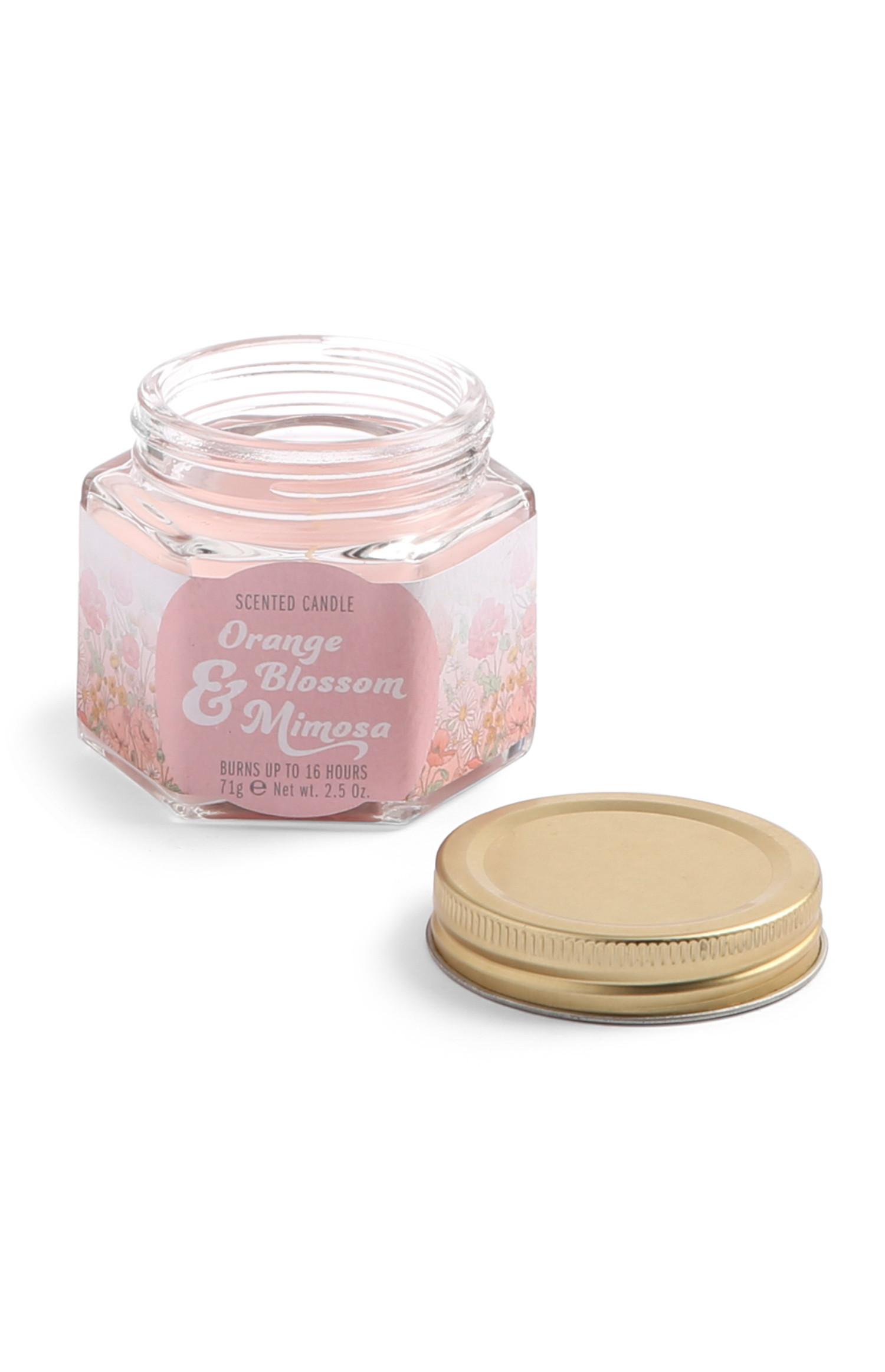 Oranžna svečka v kozarcu