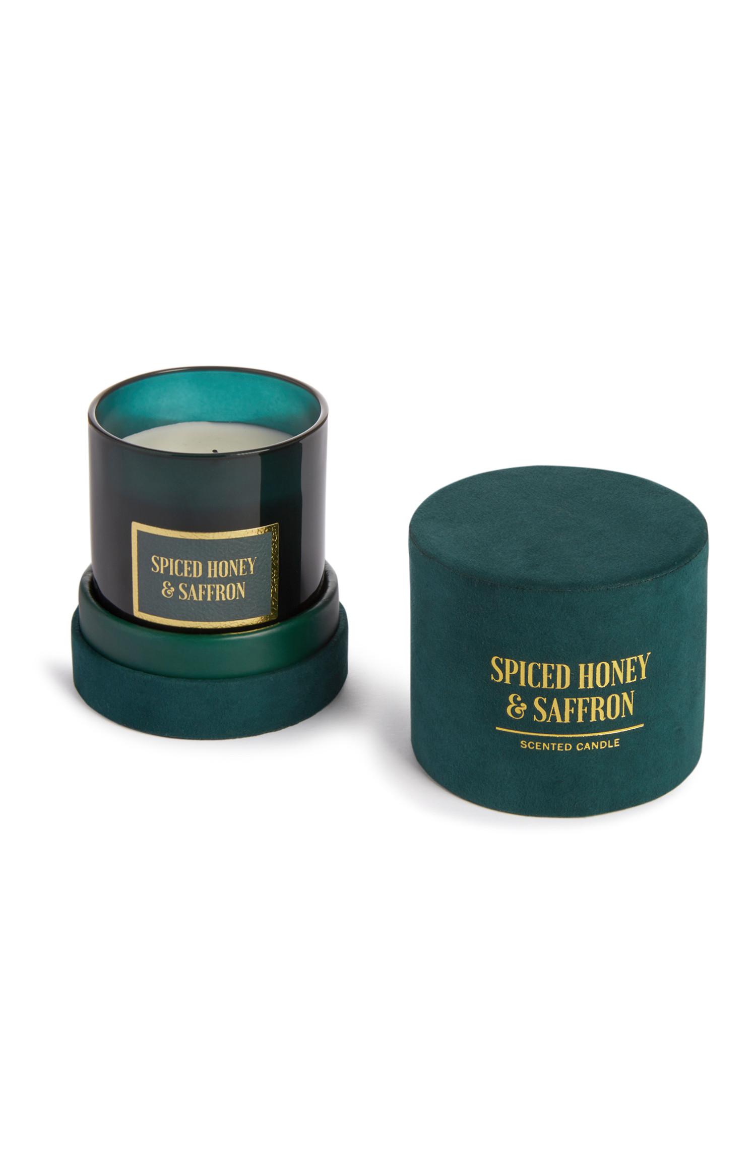 Dišeča sveča Spiced Honey And Saffron v zeleni žametni škatlici