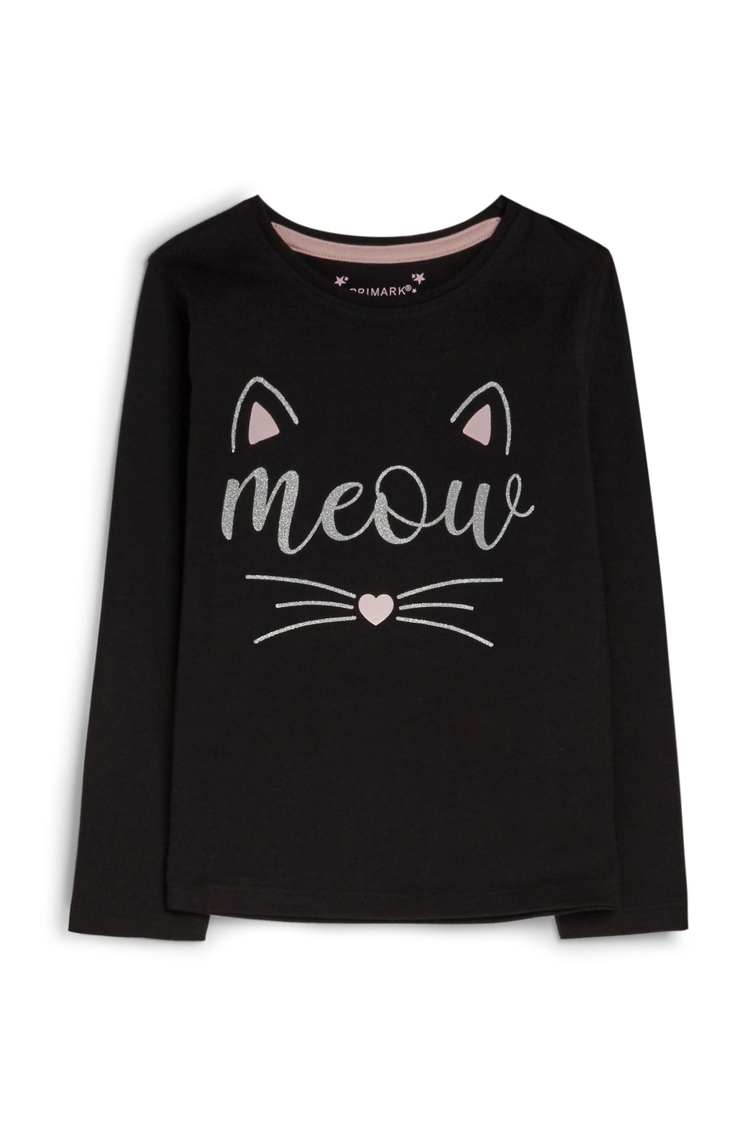 Jersey negro con gato de niña pequeña