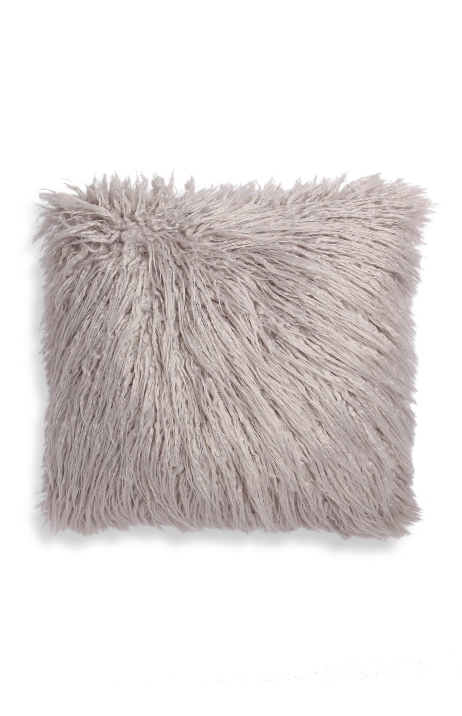 Cojín de pelo sintético gris