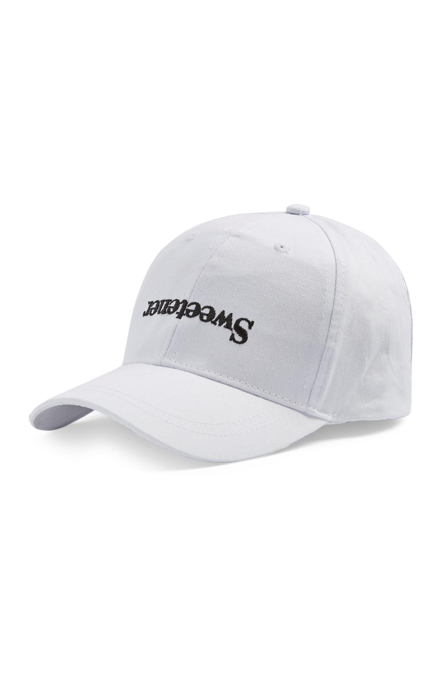 Gorra blanca con mensaje "Sweetener" de Ariana Grande