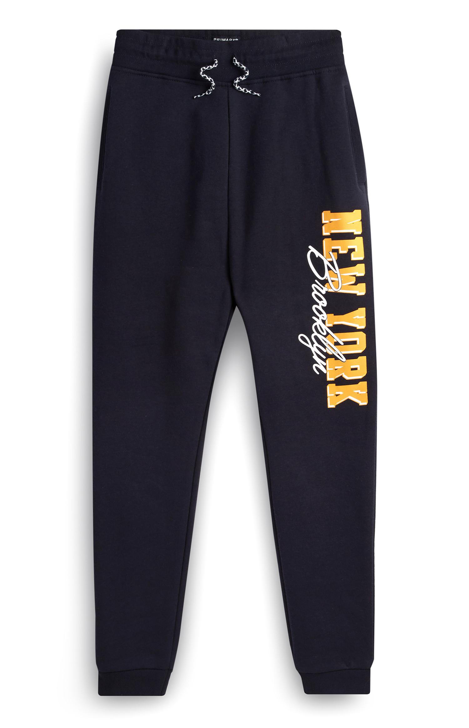 Temnomodre fantovske hlače za prosti čas z napisom