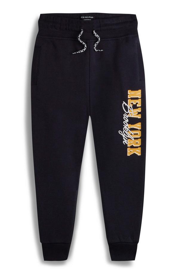 Kleiner Junge im grünen Hemd läuft und kurze Hosen, Kind i Kleiner Junge im grünen Hemd läuft und kurze Hosen, Kind i