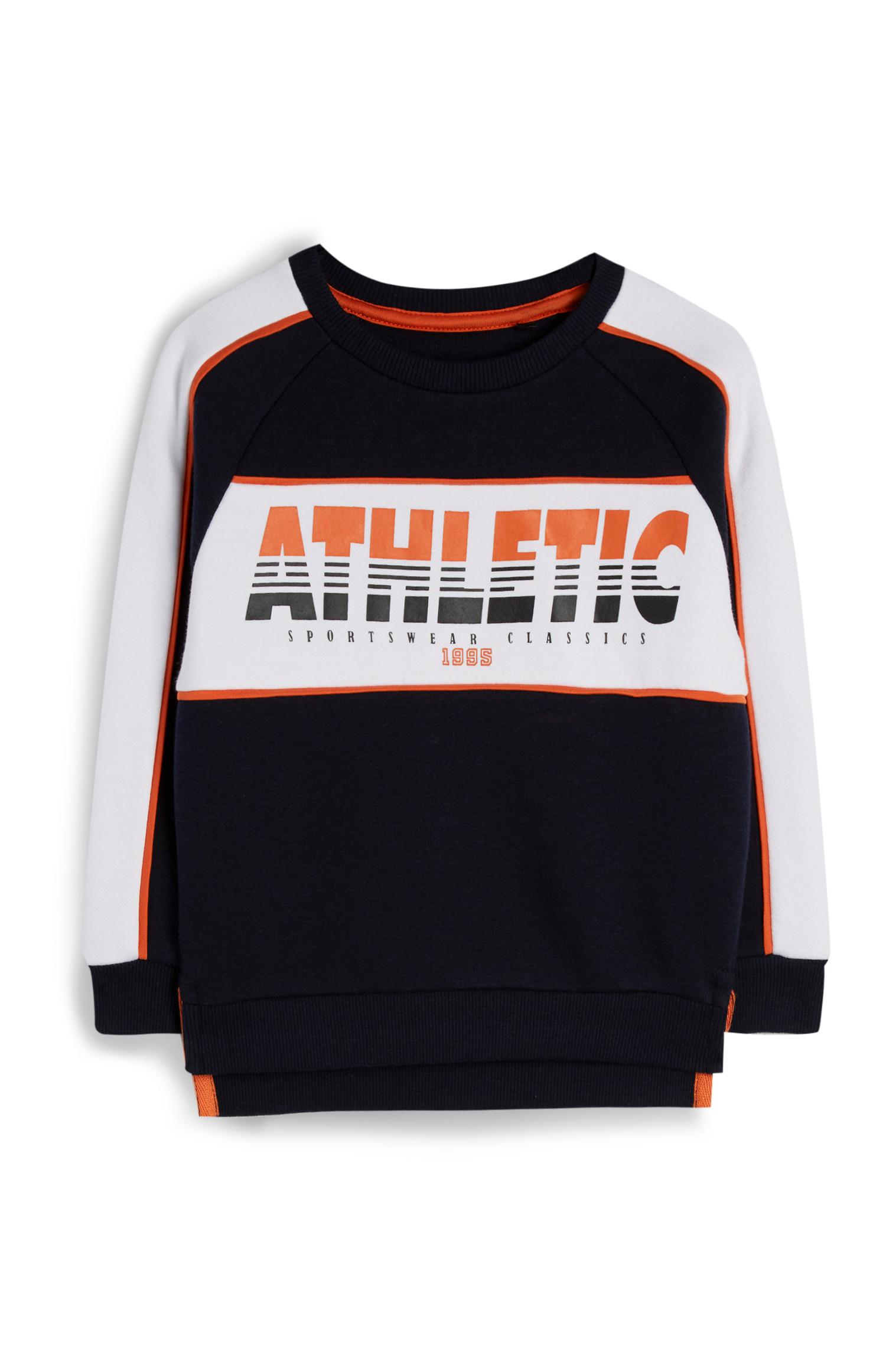 Sudadera negra deportiva con eslogan para niño pequeño