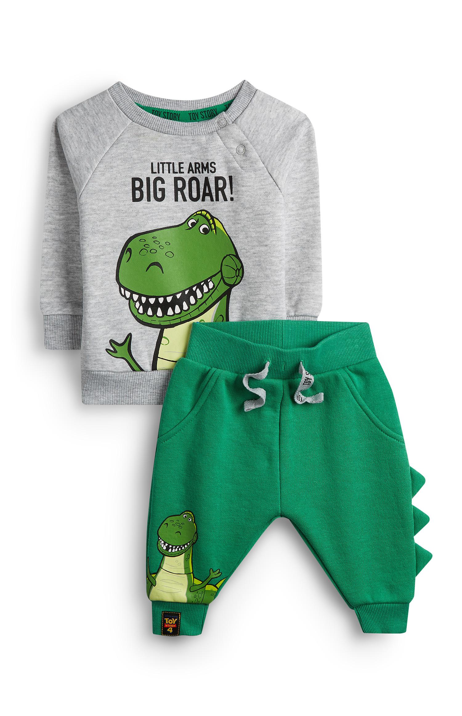 Siv pulover z Rexom iz Sveta Igrač in zelene hlače za dojenčke