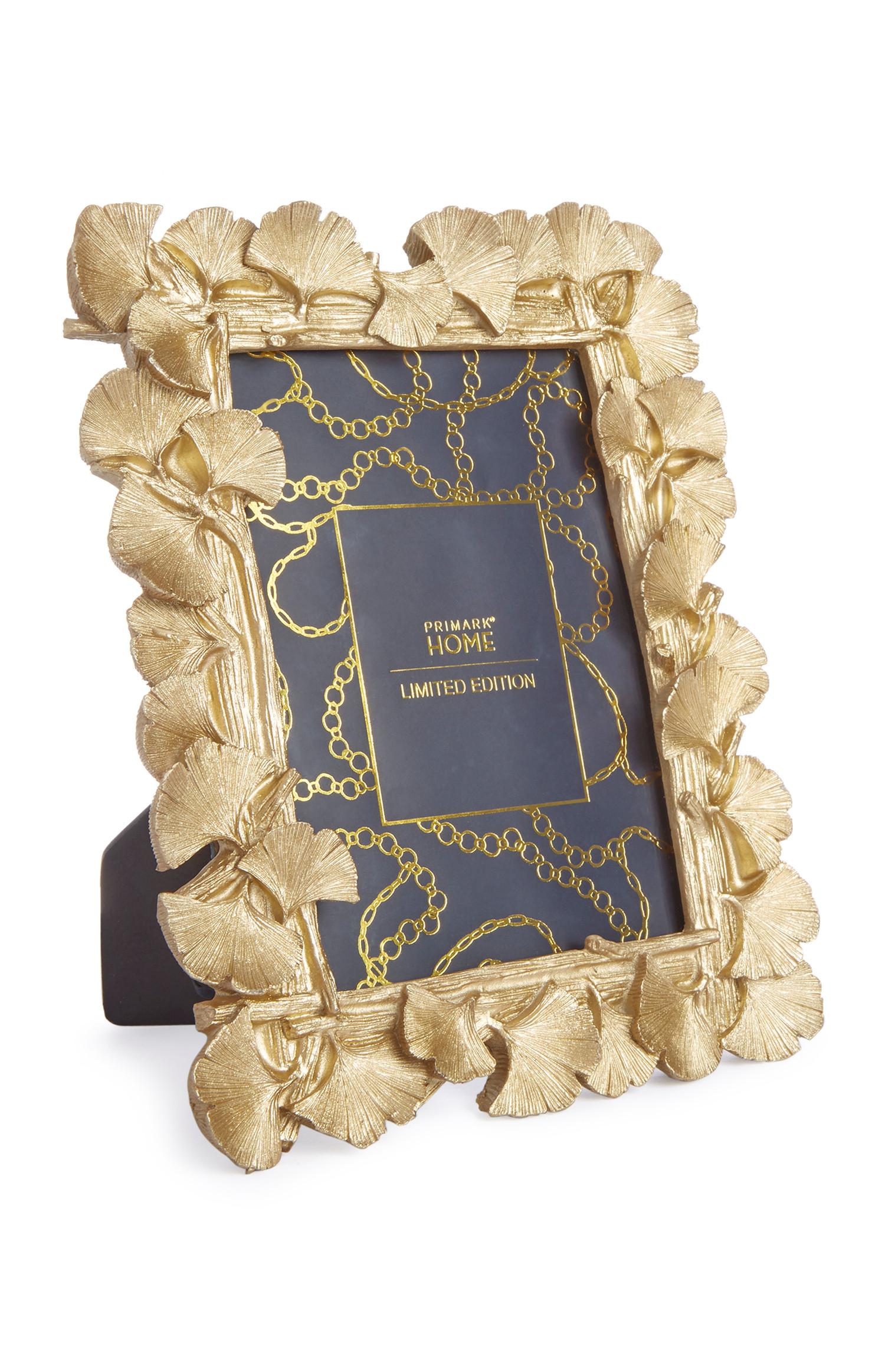 Marco decorativo dorado con diseño de borlas