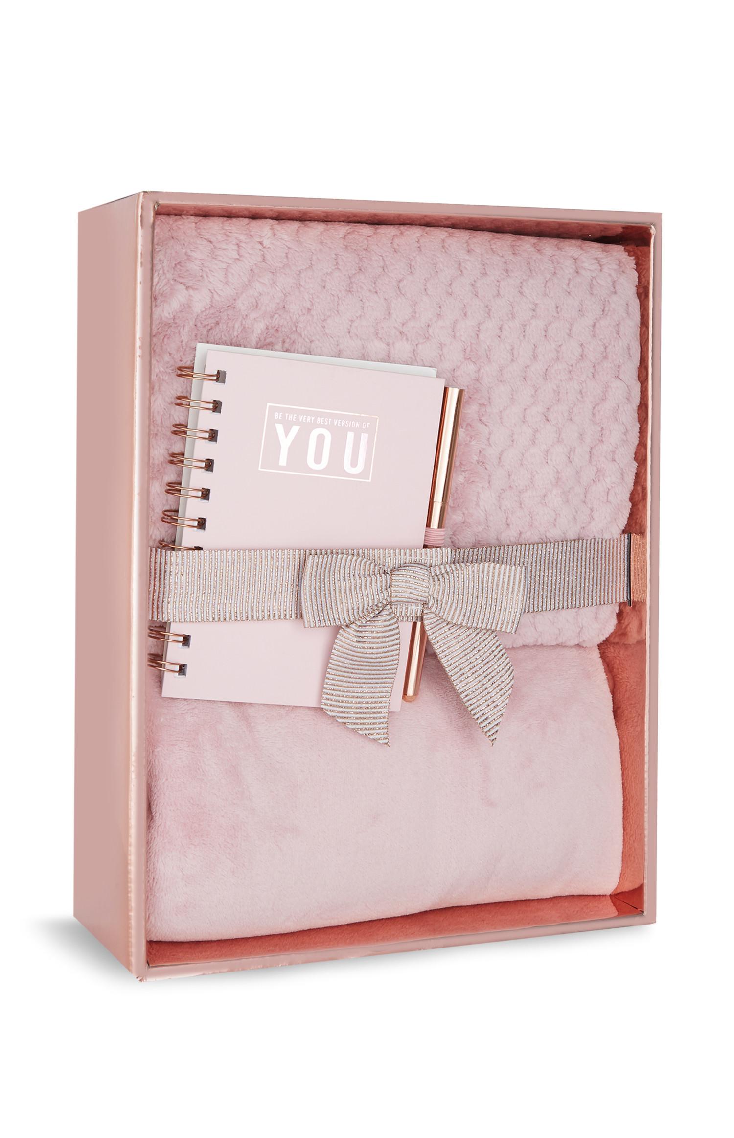 Caixa oferta pijama confortável e bloco notas