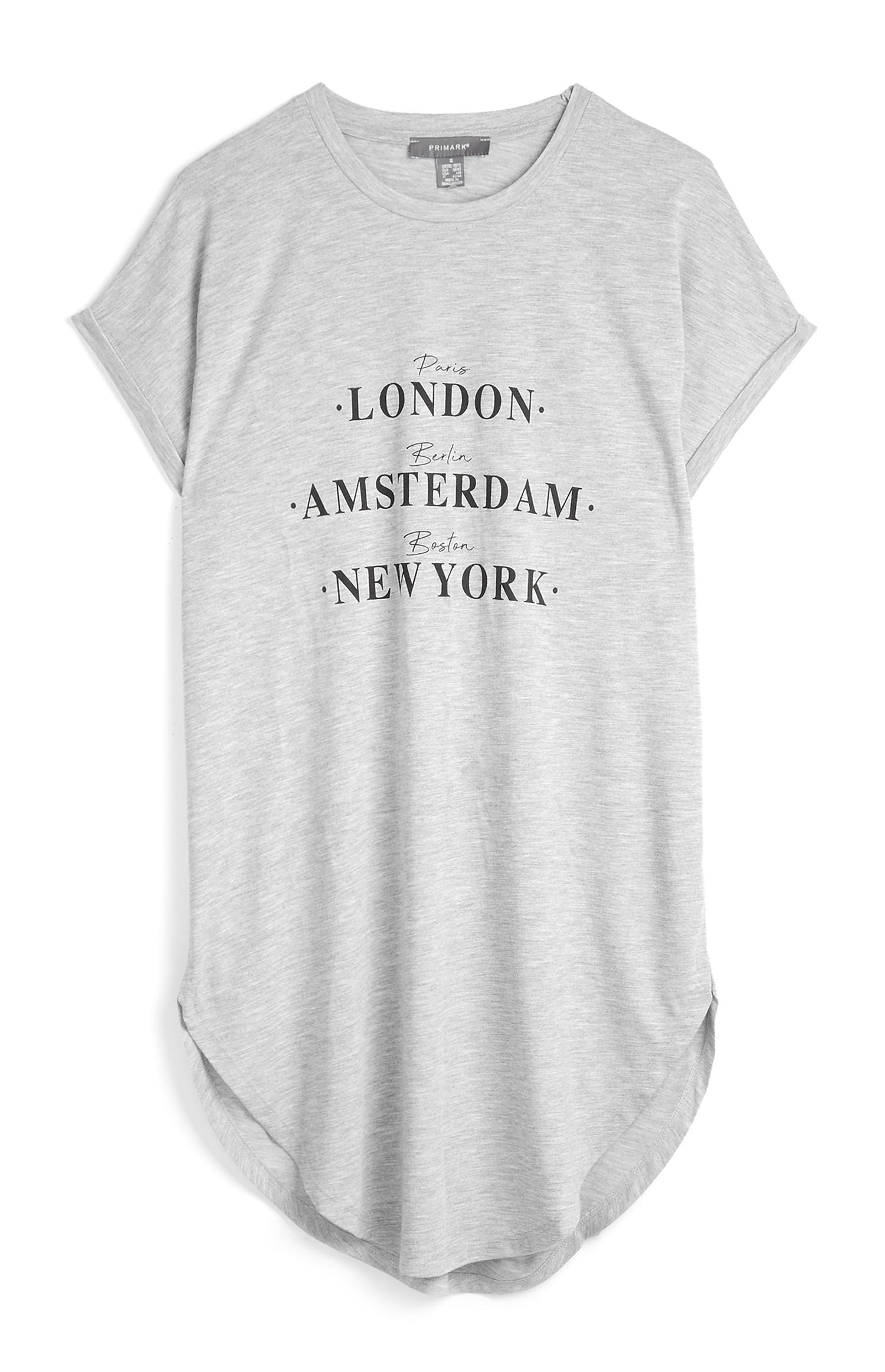 Siva melirana majica z napisi mest