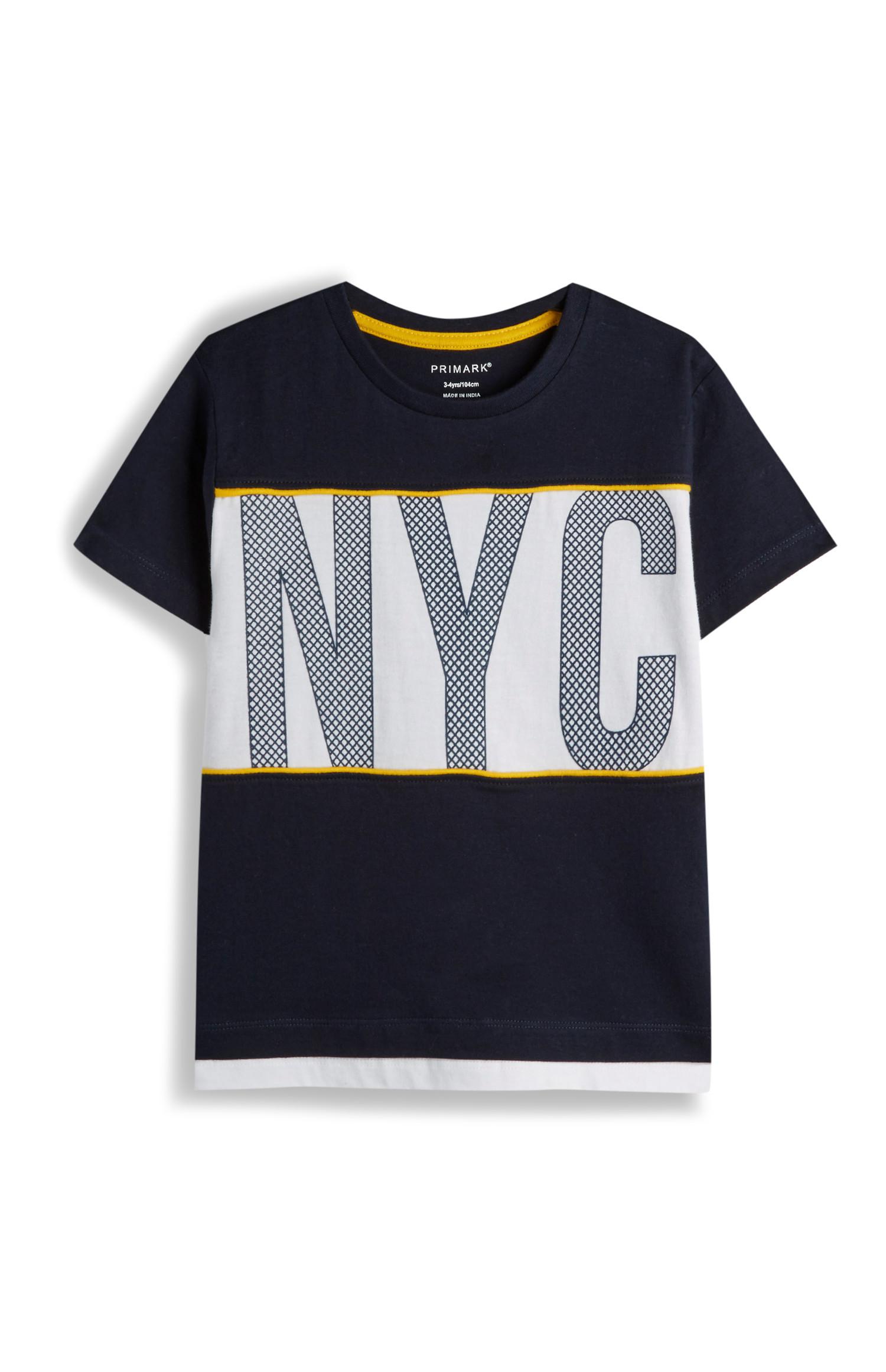 Camiseta desestructurada con costuras «NYC» para niño pequeño