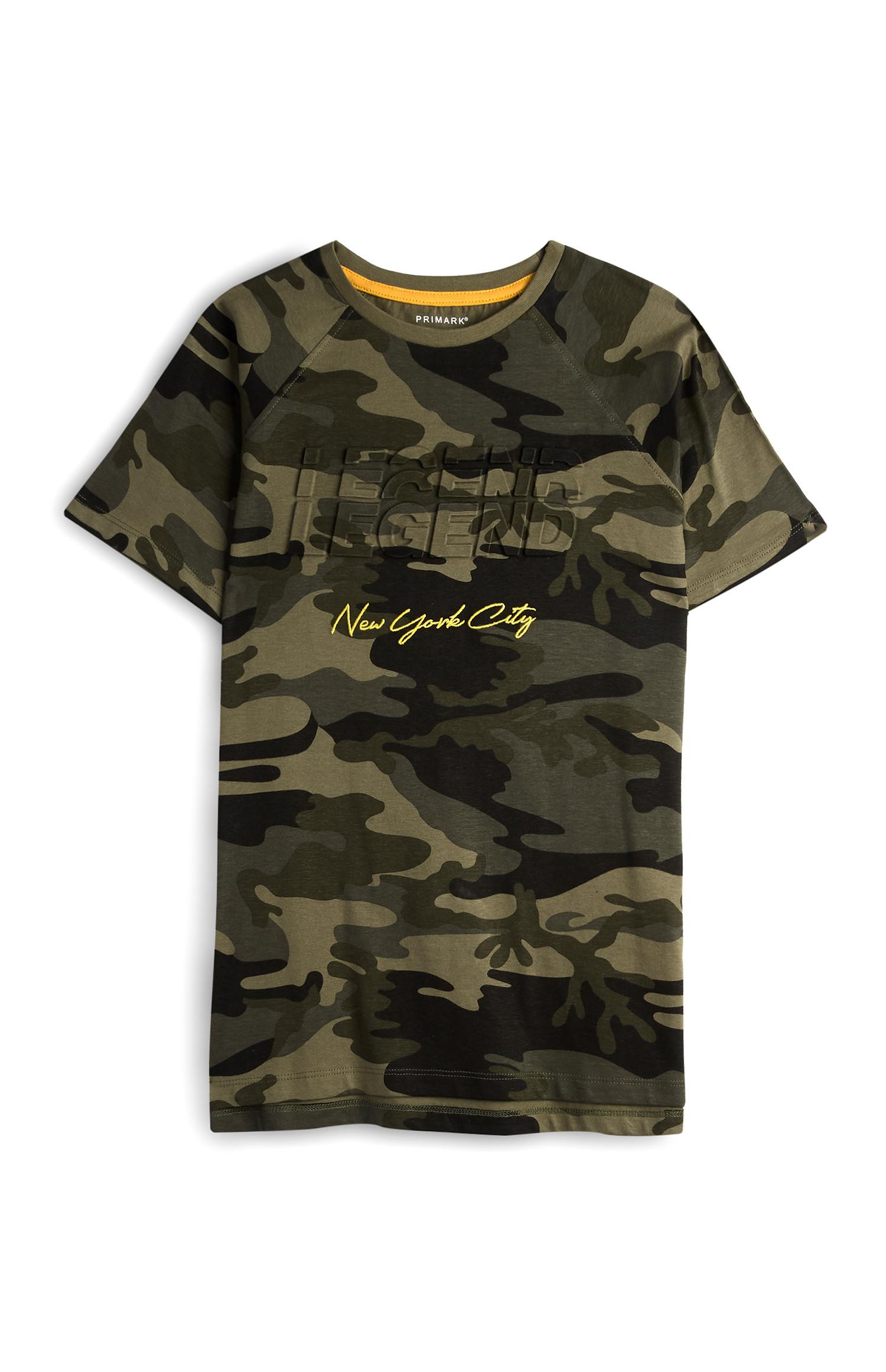 Camiseta con estampado de camuflaje y eslogan para niño mayor