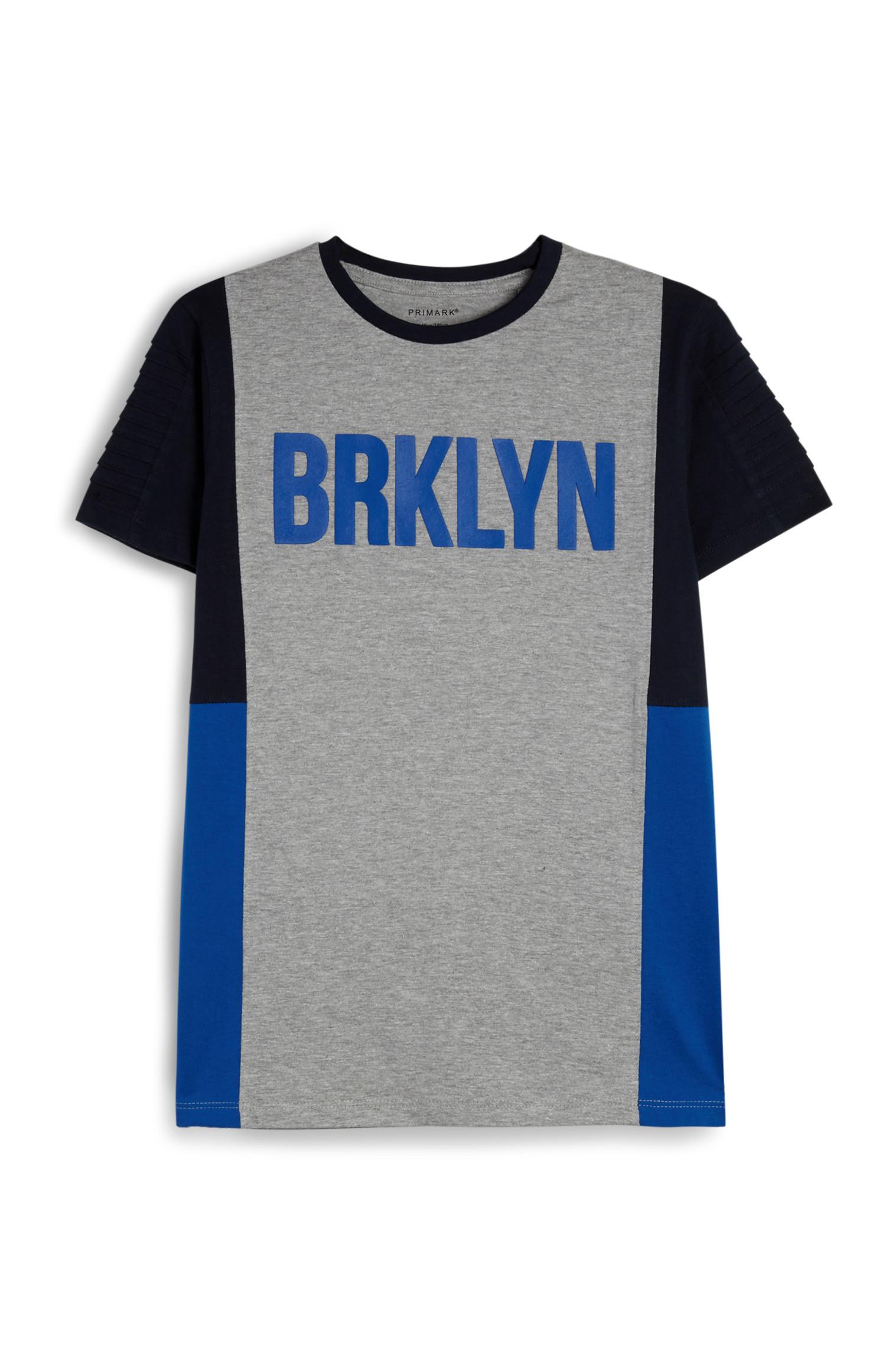 Camiseta con eslogan y bloques de color para niño mayor