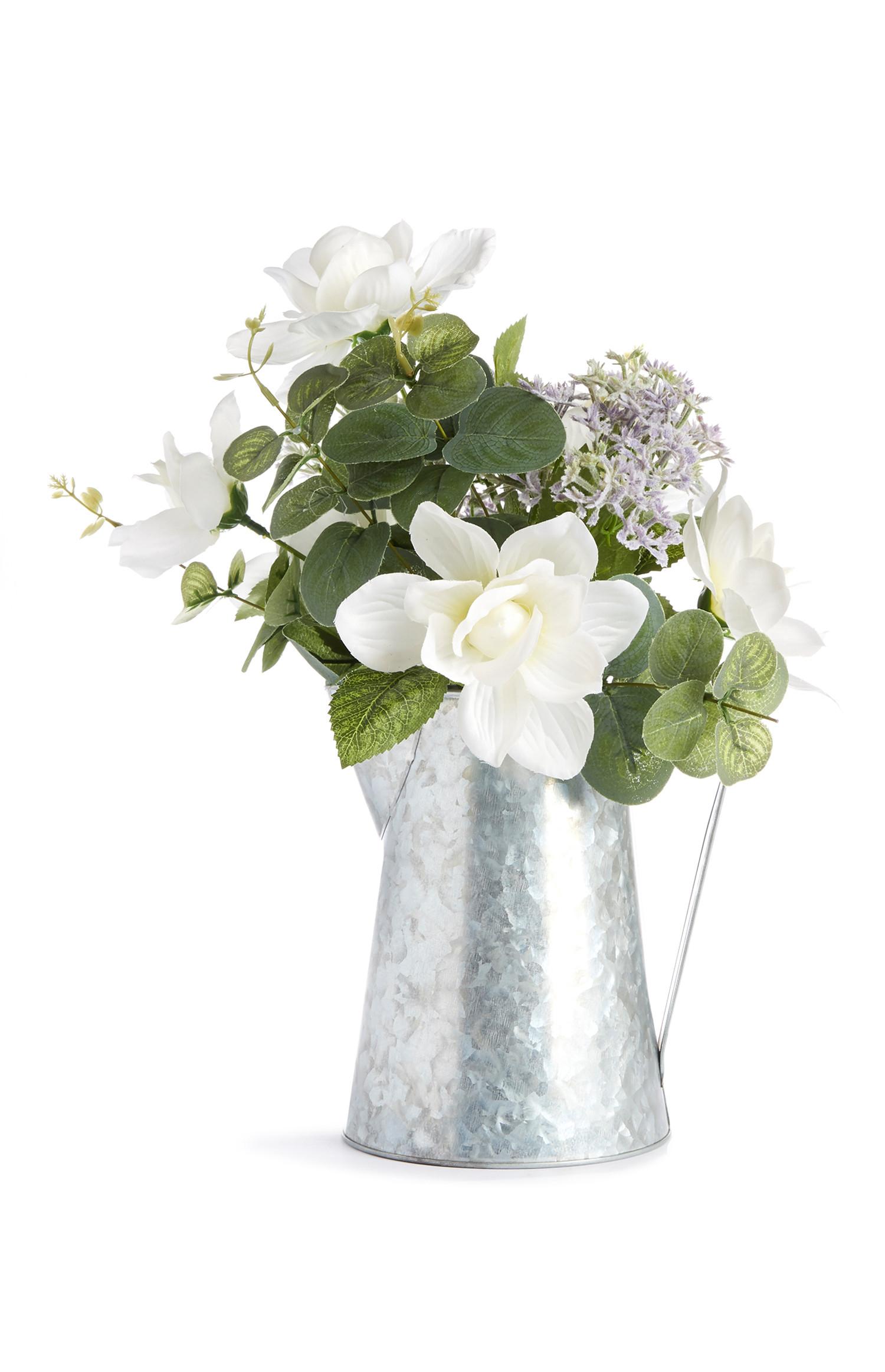 Umetne rože v kositrnem lončku v obliki vrča