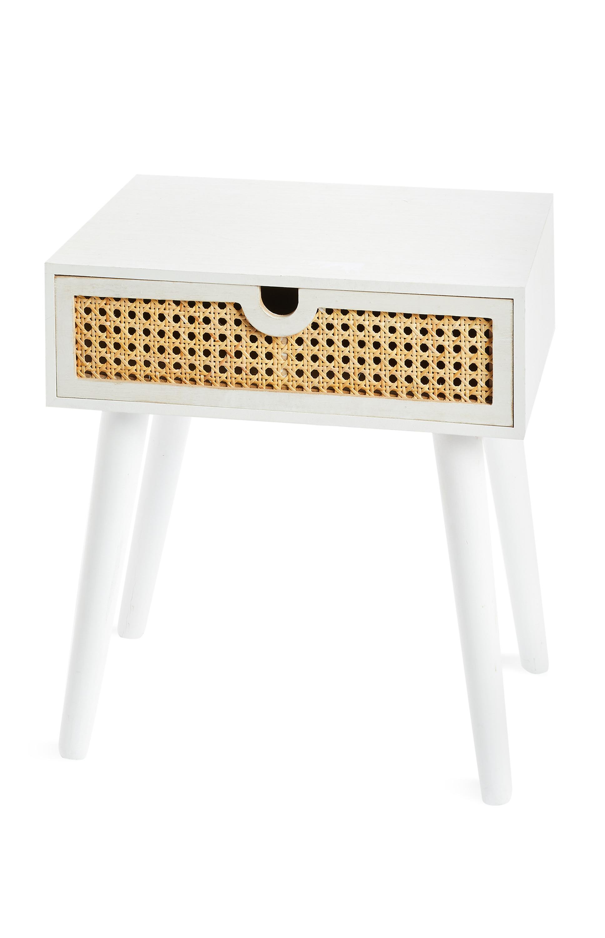 Bela nočna omarica s pletenim predalom