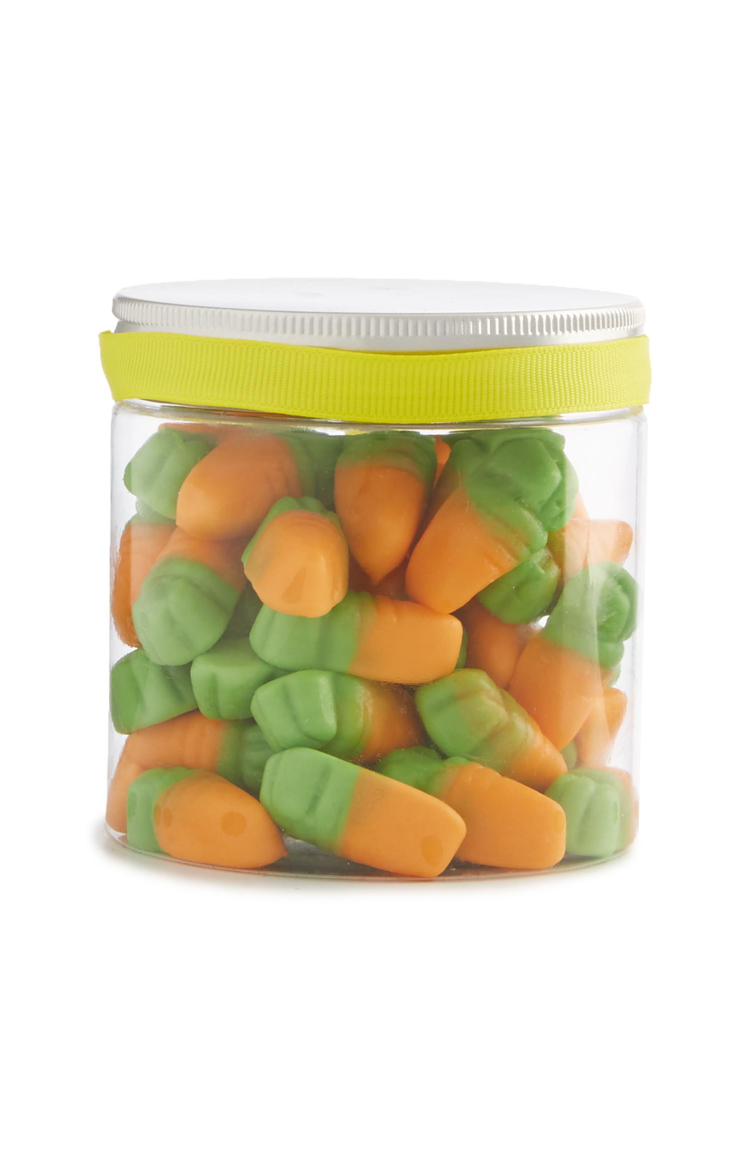 Kozarec z gumijastimi bomboni v obliki korenčkov